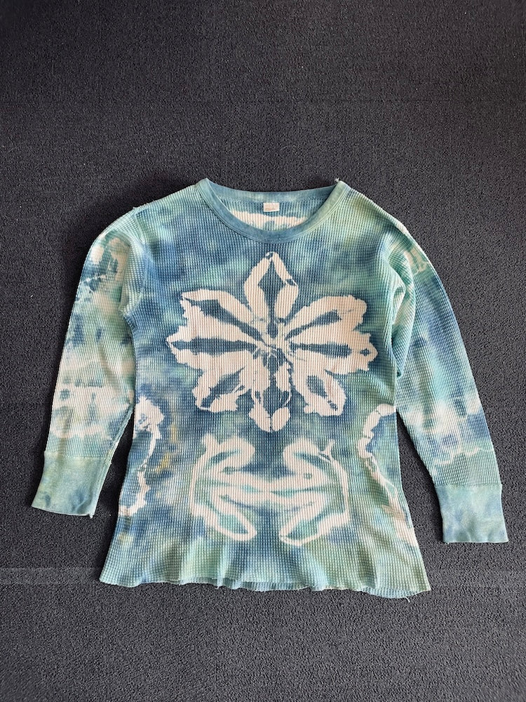 This tie-dyed thermal jacket with a Fruit of the Loom body was purchased in LA at the time. Shimazu likes the dark, psychedelic feel of it.
