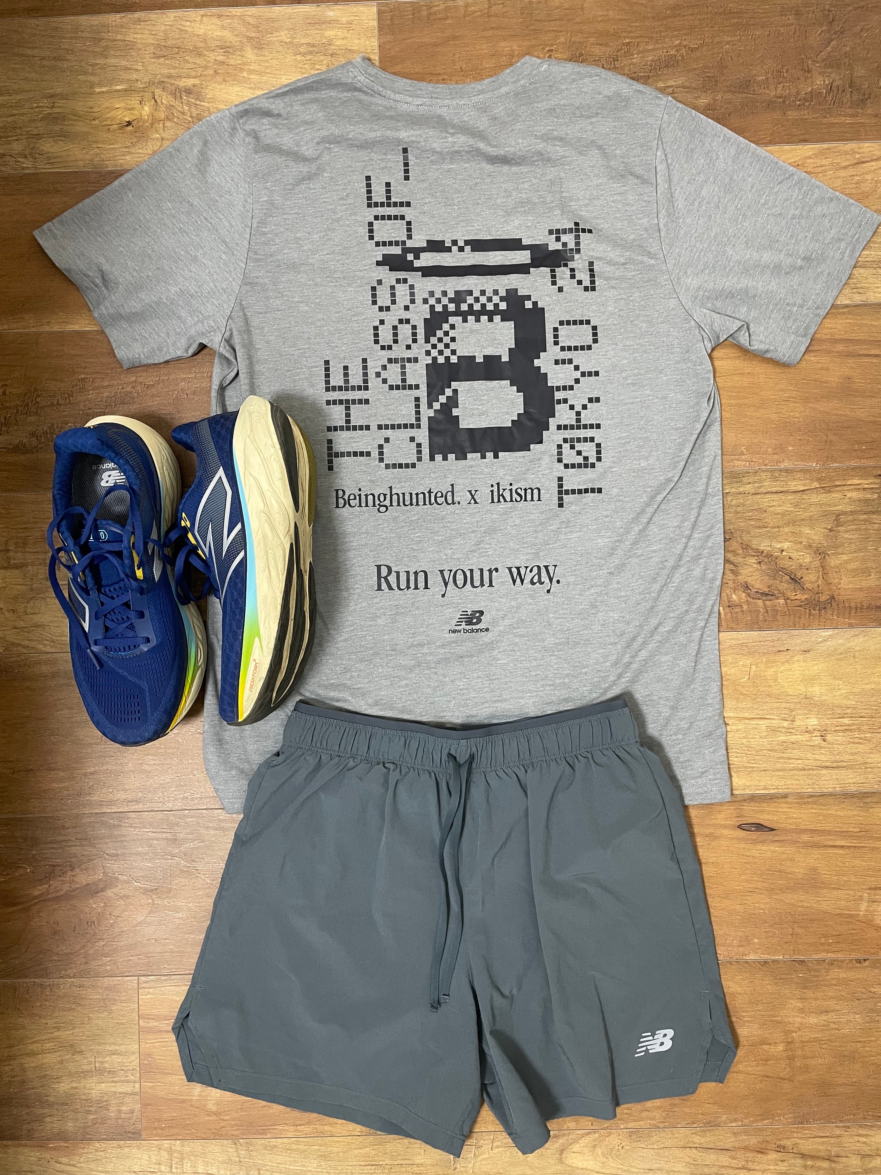 The shoes I wear are the New Balance 1080 v14, which are very stable when I land on my feet. I choose the color of my top depending on my mood that day, and I choose short shorts because they are easy to wear.
