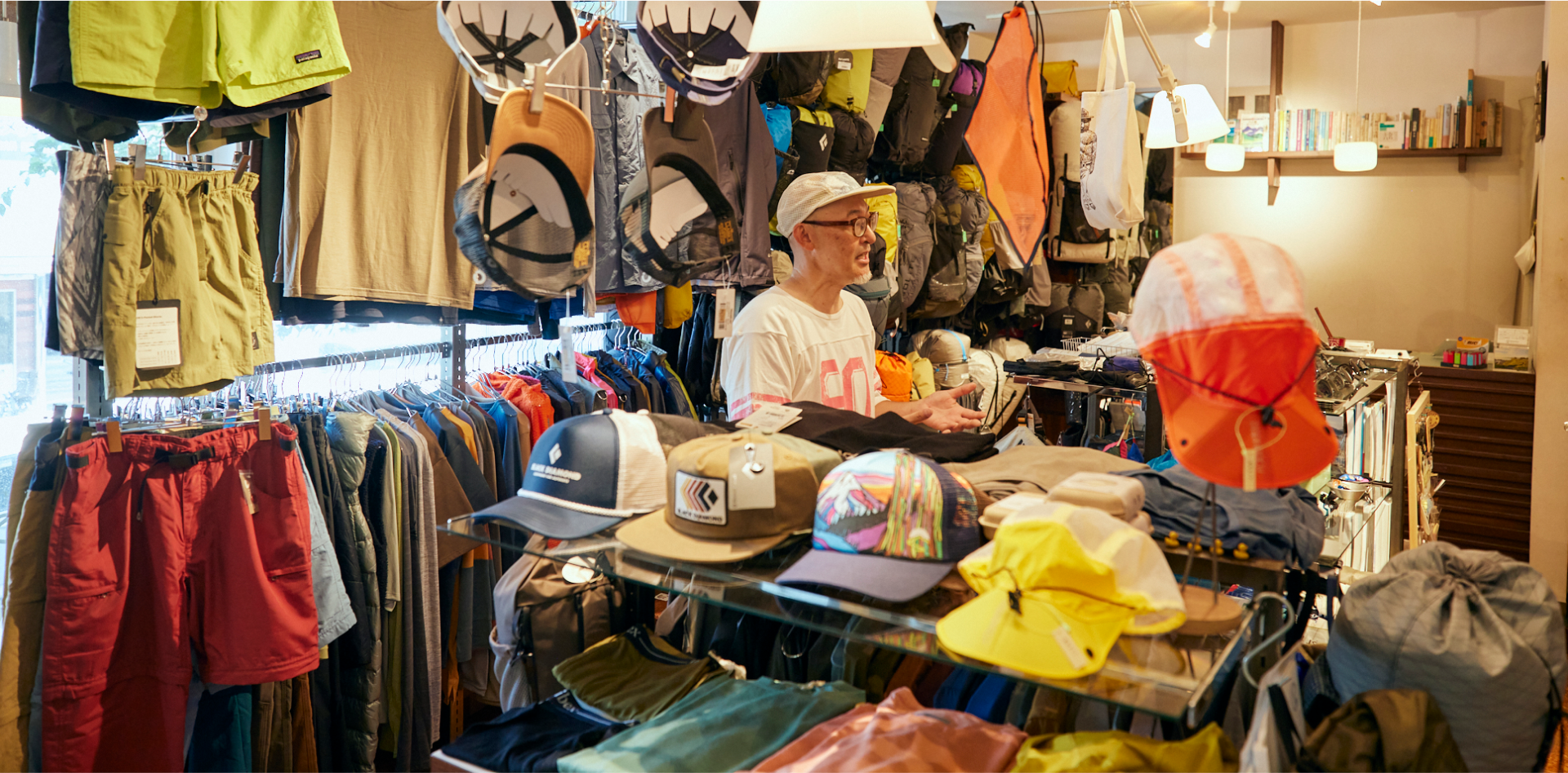 写真中央に映るのがオーナーの土屋さん。店内はところ狭しとULアイテムが並んでいる。