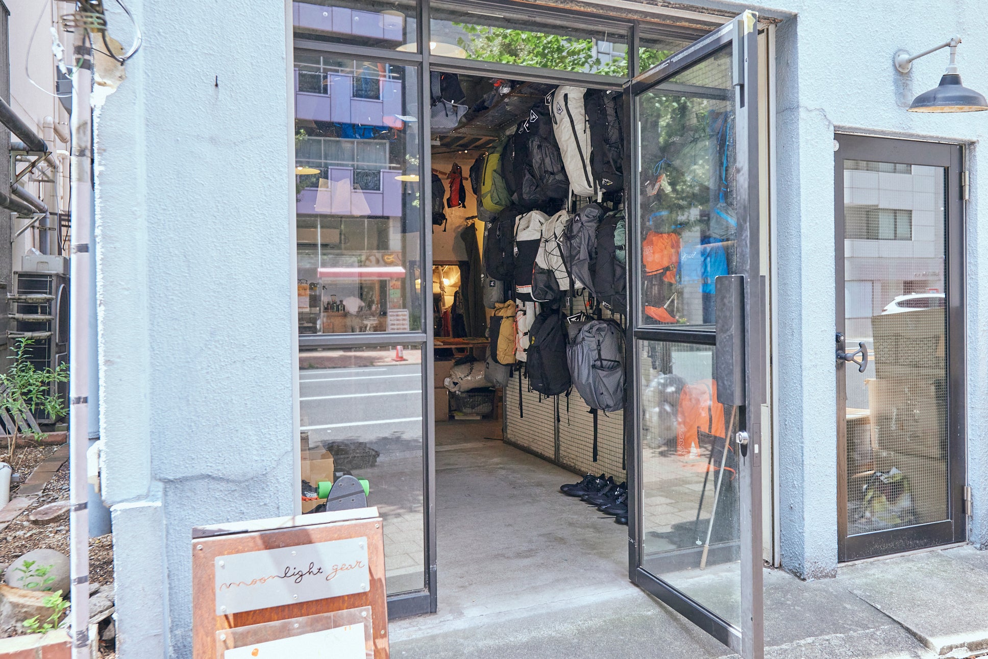 L字型で奥に空間が広がる店内。壁際にアイテムが並び、自由に試せるスペースが広いのも嬉しい。