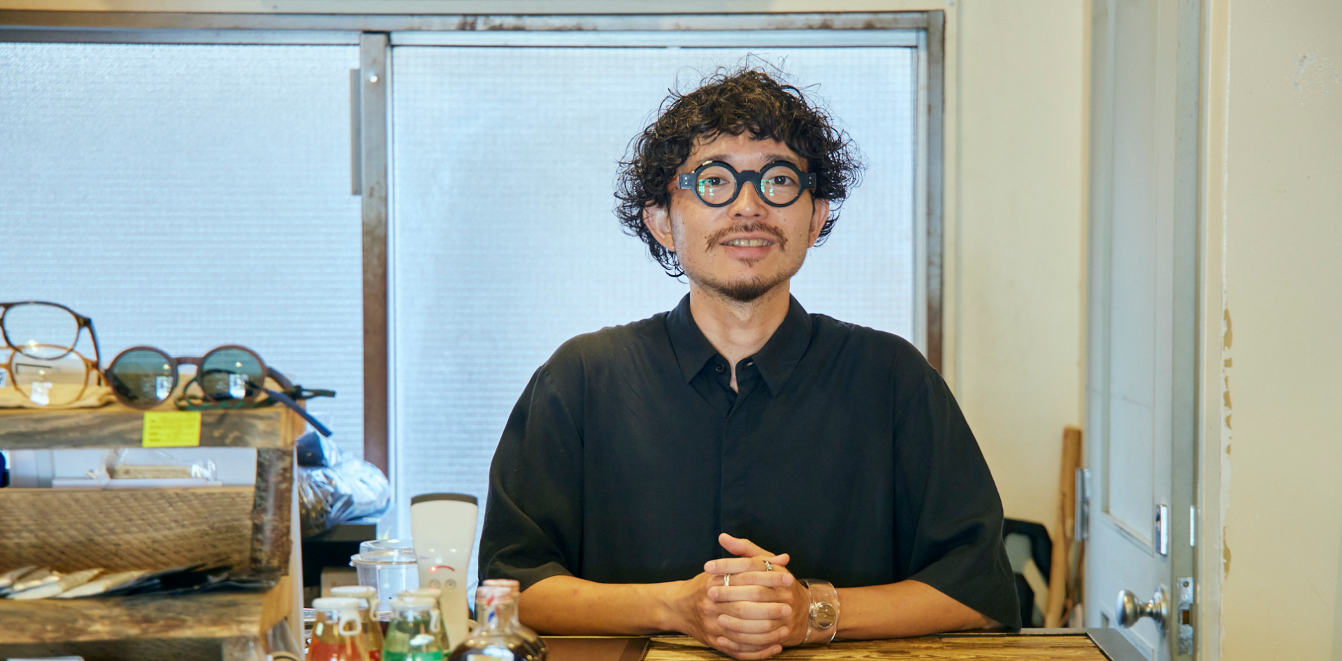スタッフの山﨑さん。元々はアウトドアとまったく関係のない業界で働いており、2022年「ムーンライトギア」に転職した。