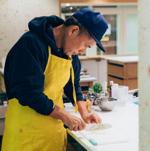 Kaji Yuta starts cooking.