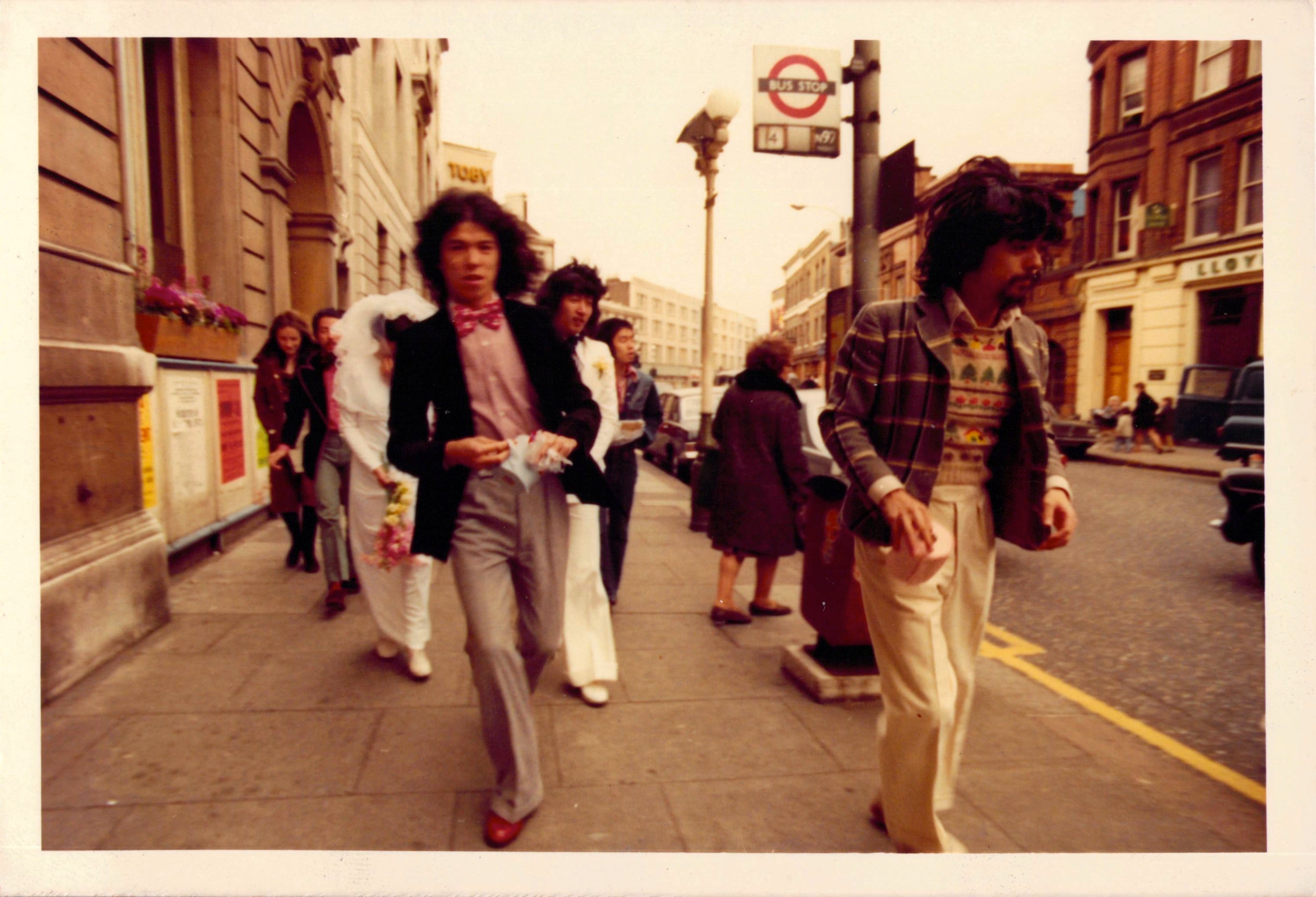 His stay in Germany was short, and after just over a month he decided to move to London. He was often influenced by local brands and the people around him, and he often visited flea markets. The photos taken in London give a glimpse of the fashion mood of the time.