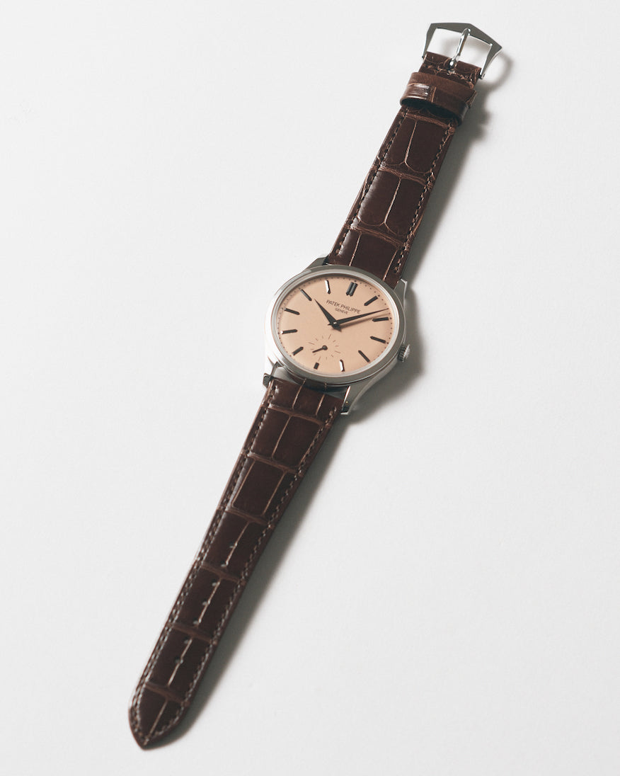The watch is complemented by an alligator strap in an exquisite chocolate brown color.