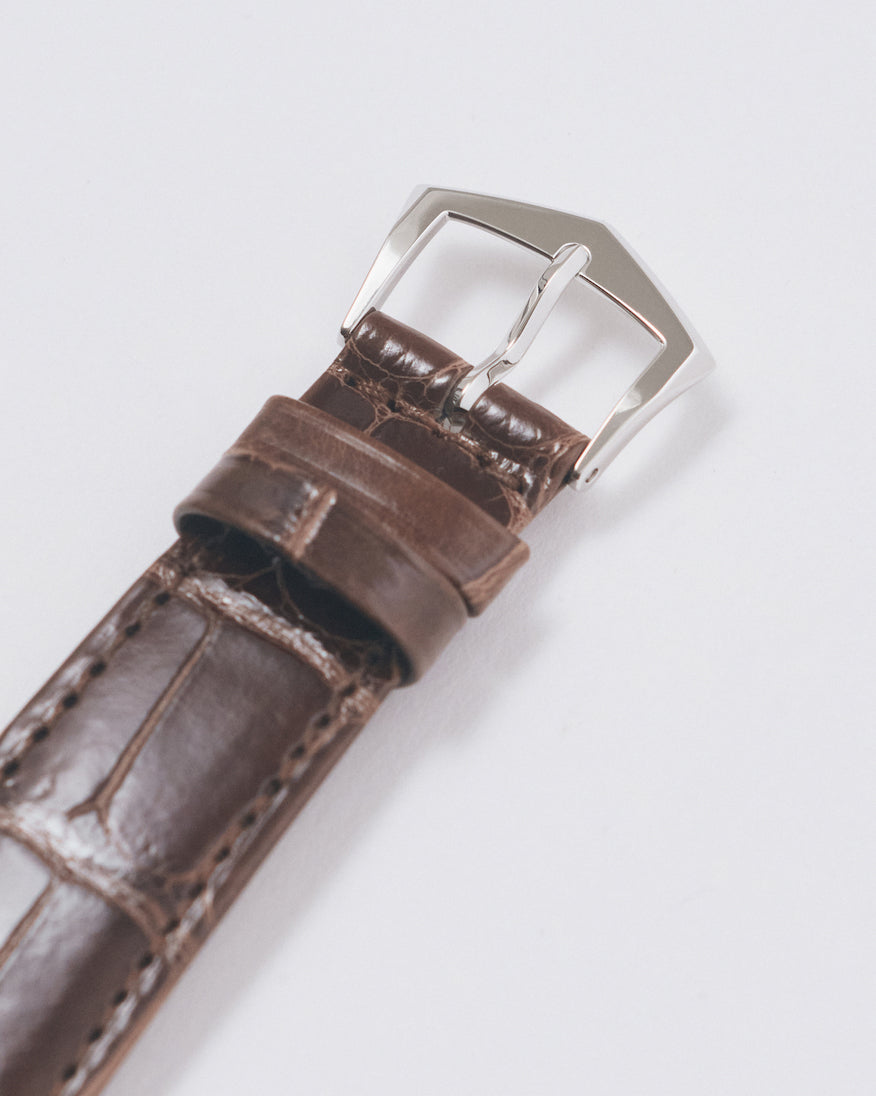 The beautifully shaped pin buckle is also made of platinum, with the brand name engraved on the back.