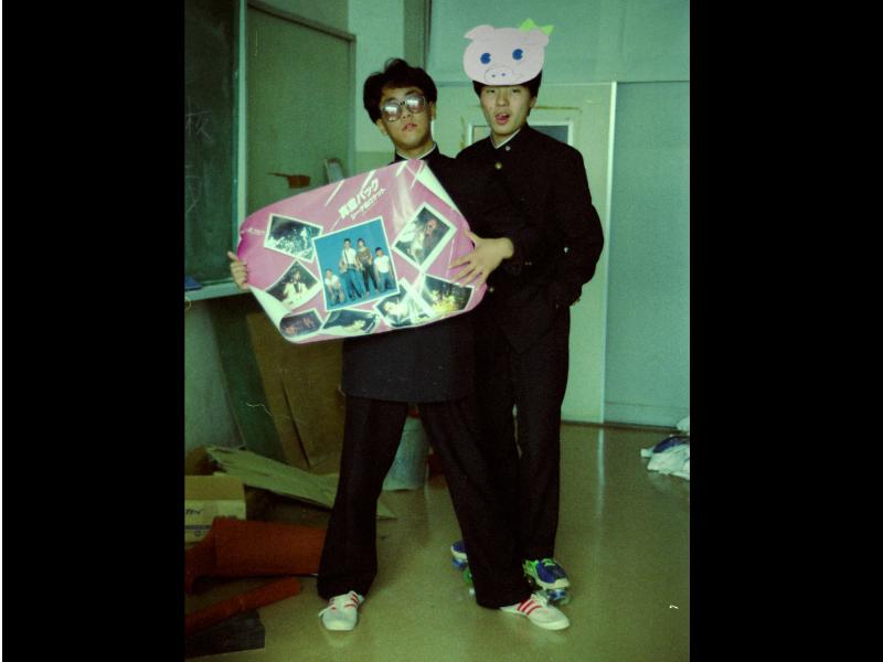 At the junior high school cultural festival, we had a roller skating cafe (Kitamura is on the right). A classmate was holding a poster for Sheena & The Rockets' 
