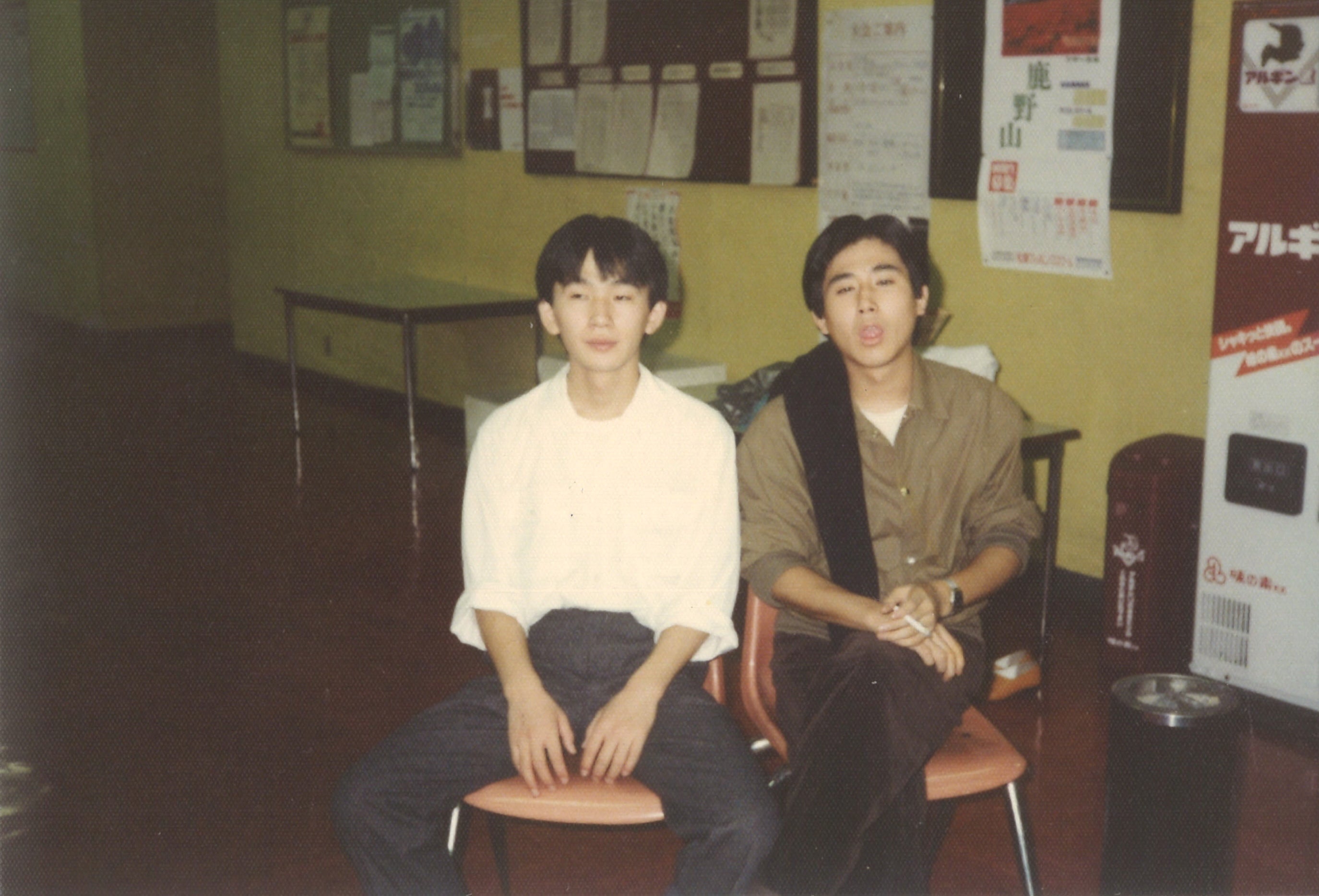 The pair met as first-year students at Tokyo Mode Gakuen, later lived together in Sangenjaya, and are still friends today. The person on the right is one of the people who helped Kitamura start Hysteric Glamour, but we'll talk about that in a future article.