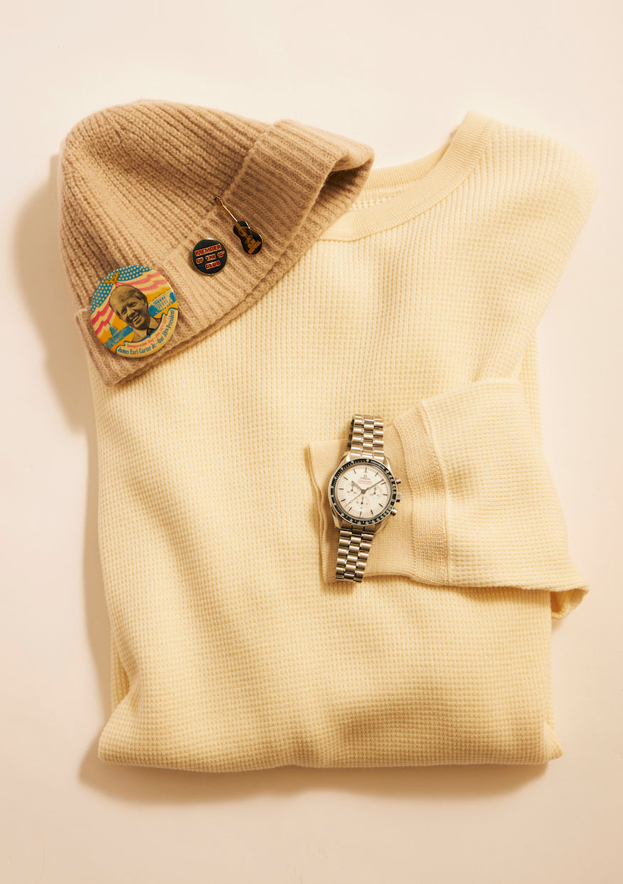 AURALEE thermal shirt ¥27,500, knit cap ¥22,000 (AURALEE), badges, pins (editor's personal property)