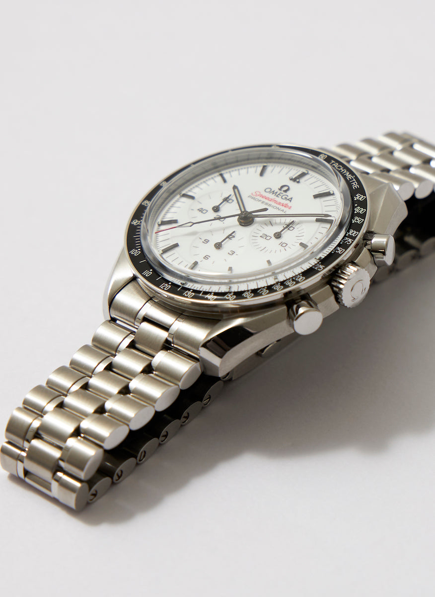 The stainless steel bracelet is made with polished and satin finishes, giving it a smooth feel, and the arched links give it a classic look.