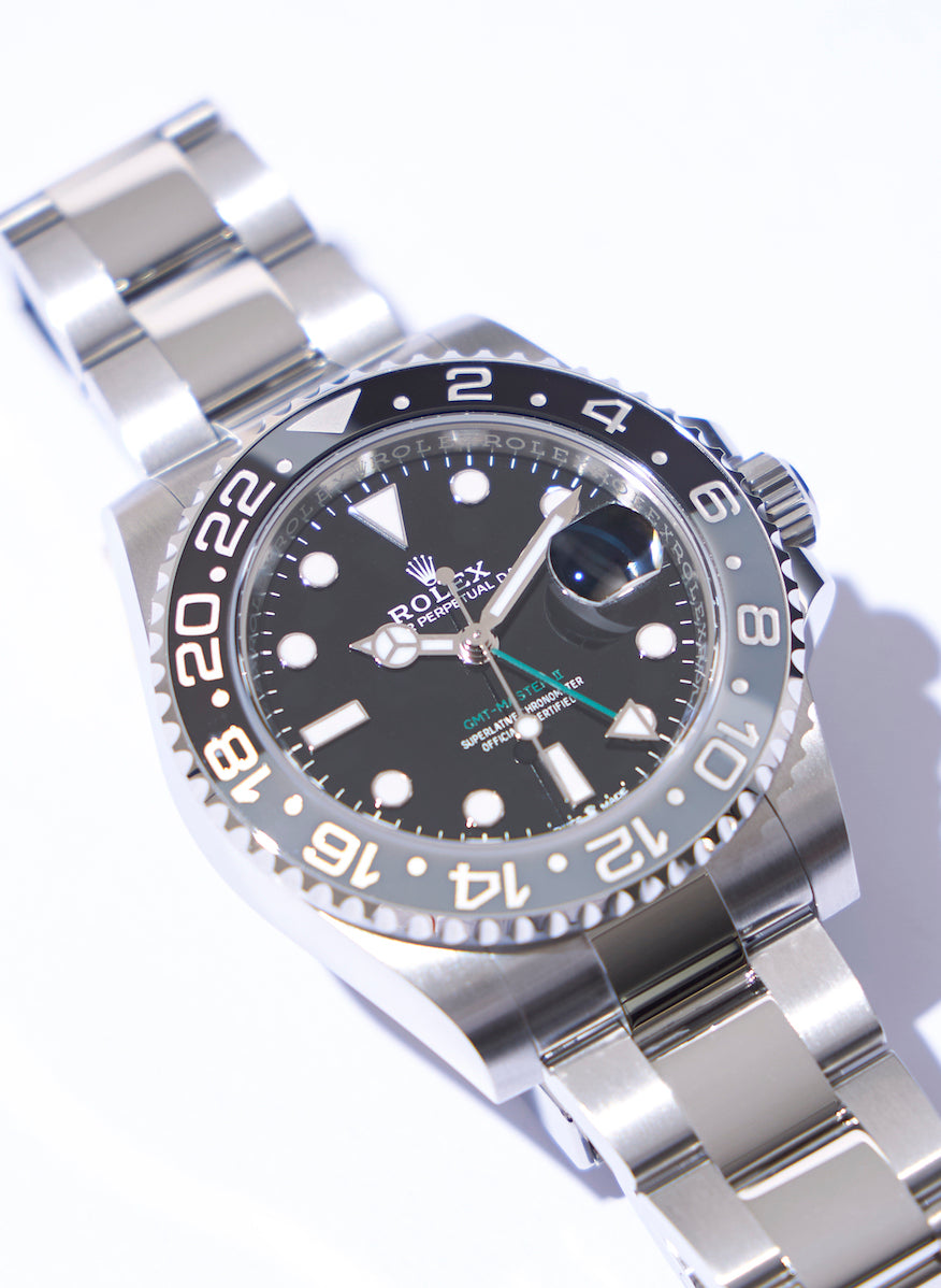 The case is neither too big nor too small, with a diameter of 40mm, and the model name on the dial and the green of the 24-hour hand are accent colors.