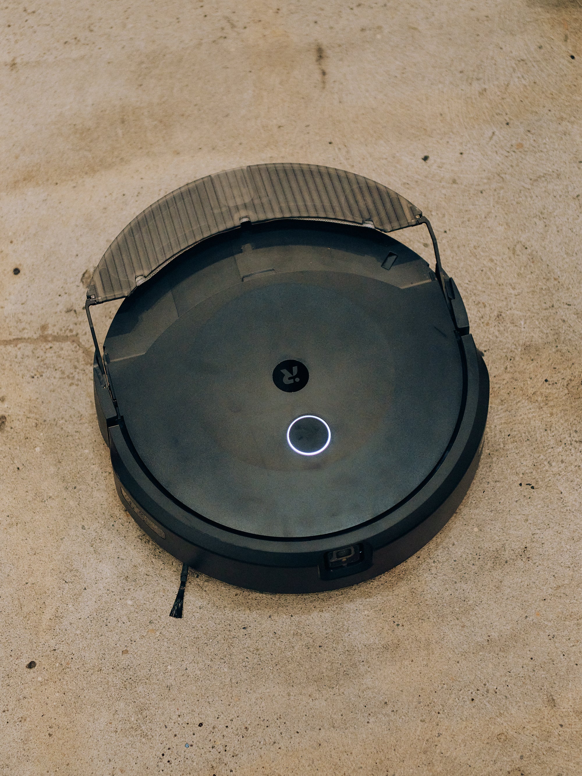 床の材質を感知して、自動で収納している水拭き用モップパッドが降りてくる。カーペットなどは自動感知し、モップパットを上げて水拭きしない賢さもある。