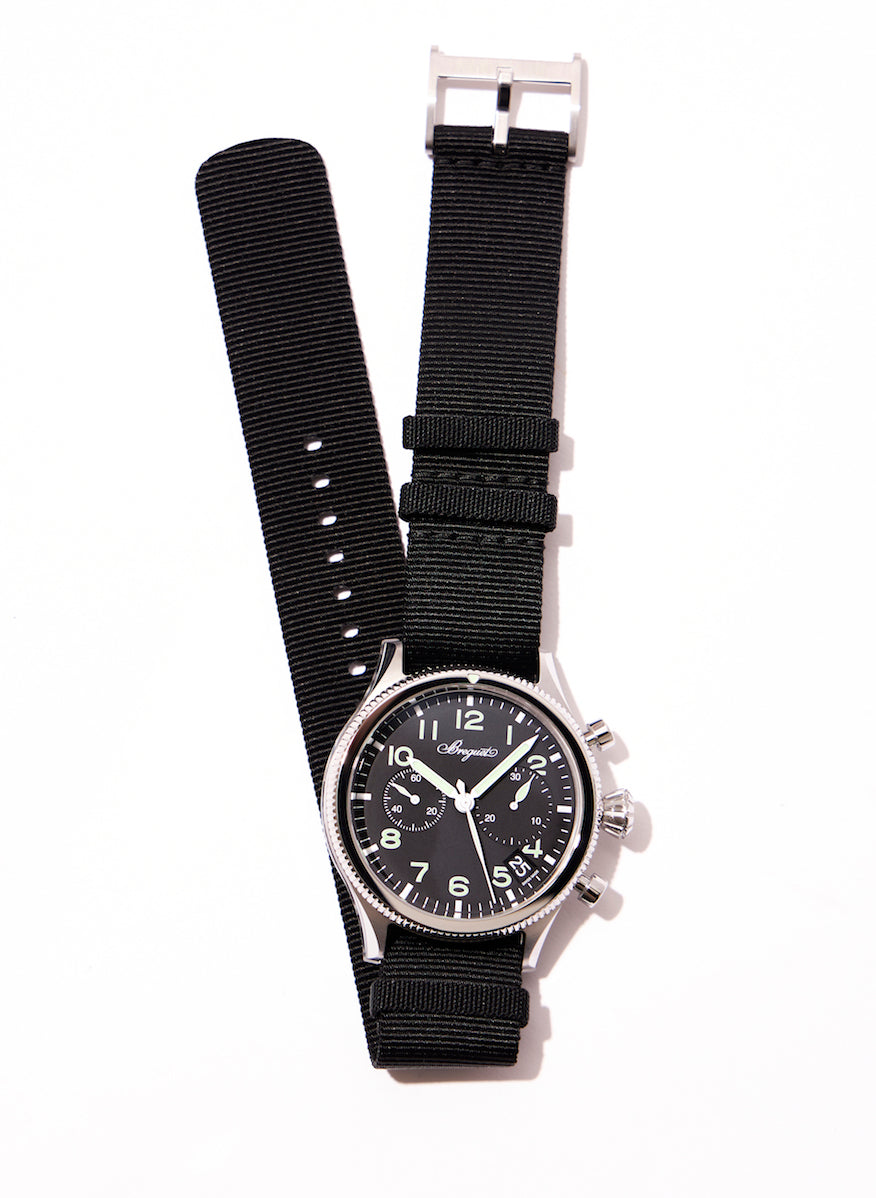 In addition to the casual NATO type strap, a chic calf leather one is also included.
