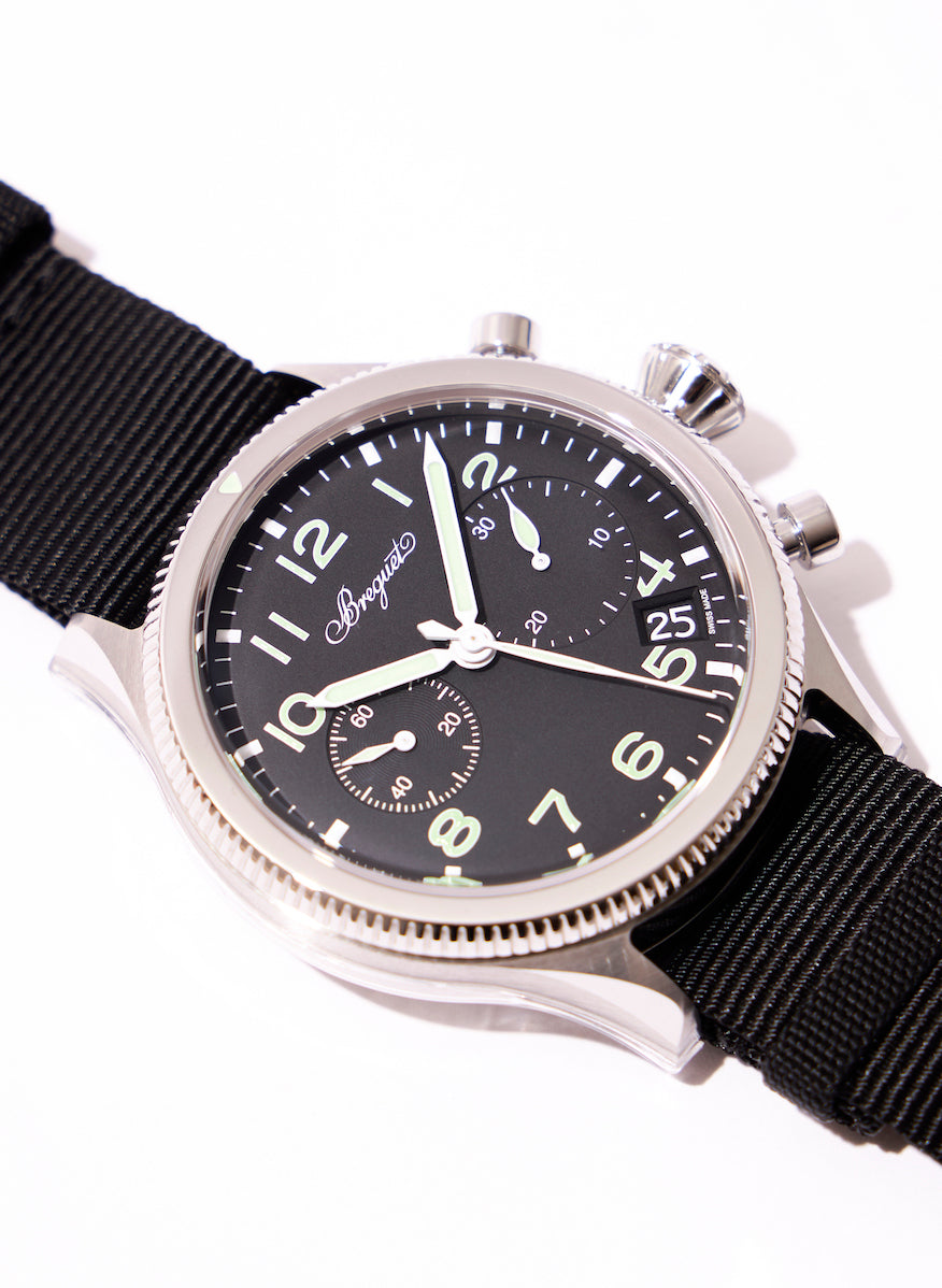 The triangular markers on the bezel, the Arabic numerals on the dial, and all the hands are coated with mint green luminous material.