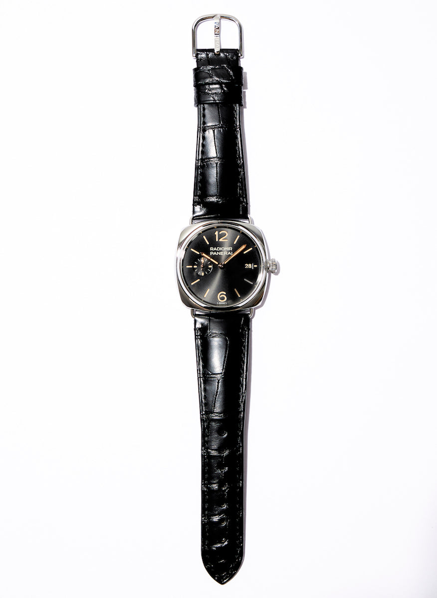 カジュアルさもあるアリゲーターストラップが付属。スーパールミノバ®が塗布された文字盤は暗闇でグリーンに光る。