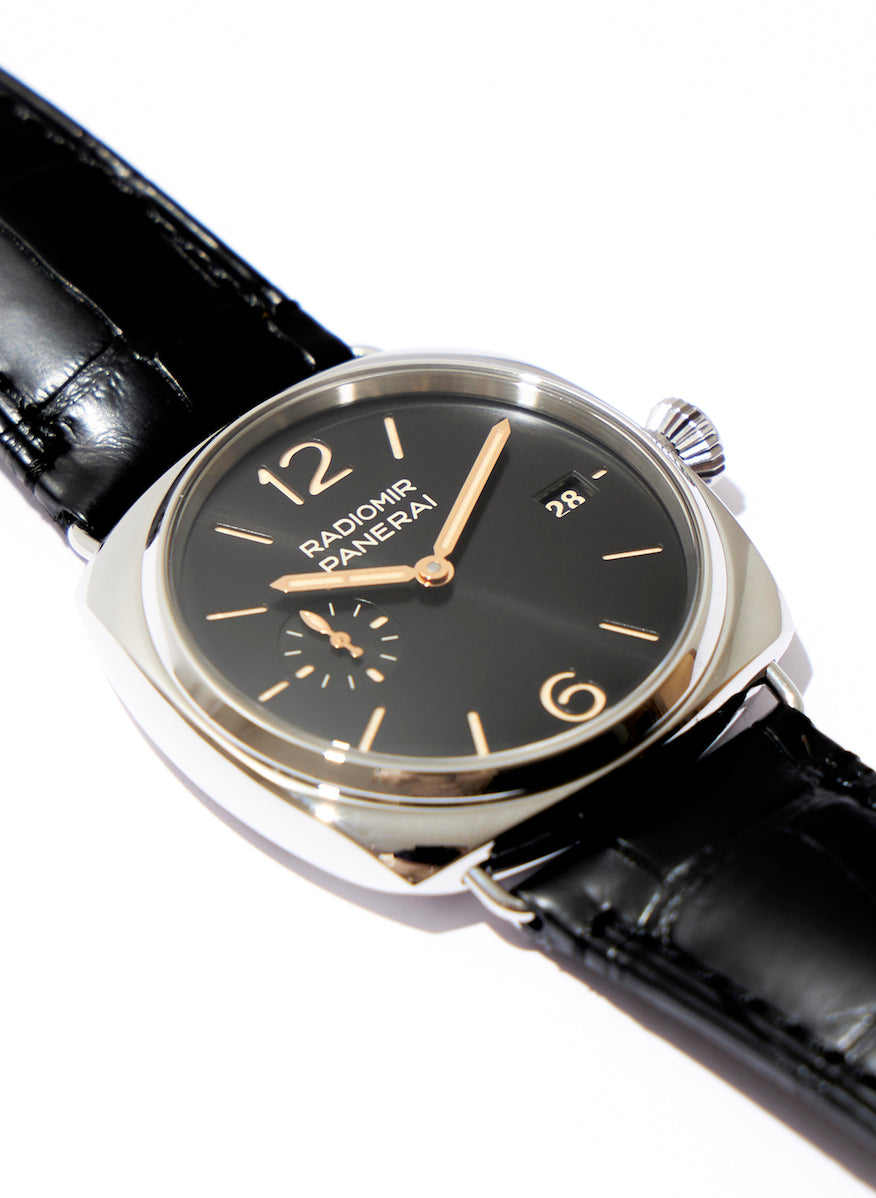 厚さ10.15mmのケースは〈パネライ〉の時計のなかで最もスリム。りゅうずはダイバーズウォッチ由来のねじ込み式だ。