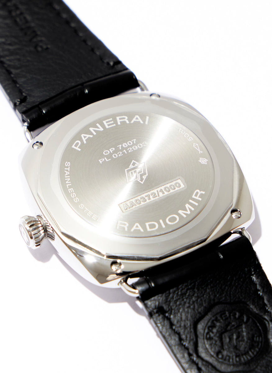 ケースと同じステンレススティールの裏蓋には、ブランドロゴや時計の名前、シリアルナンバーなどが刻印されている。