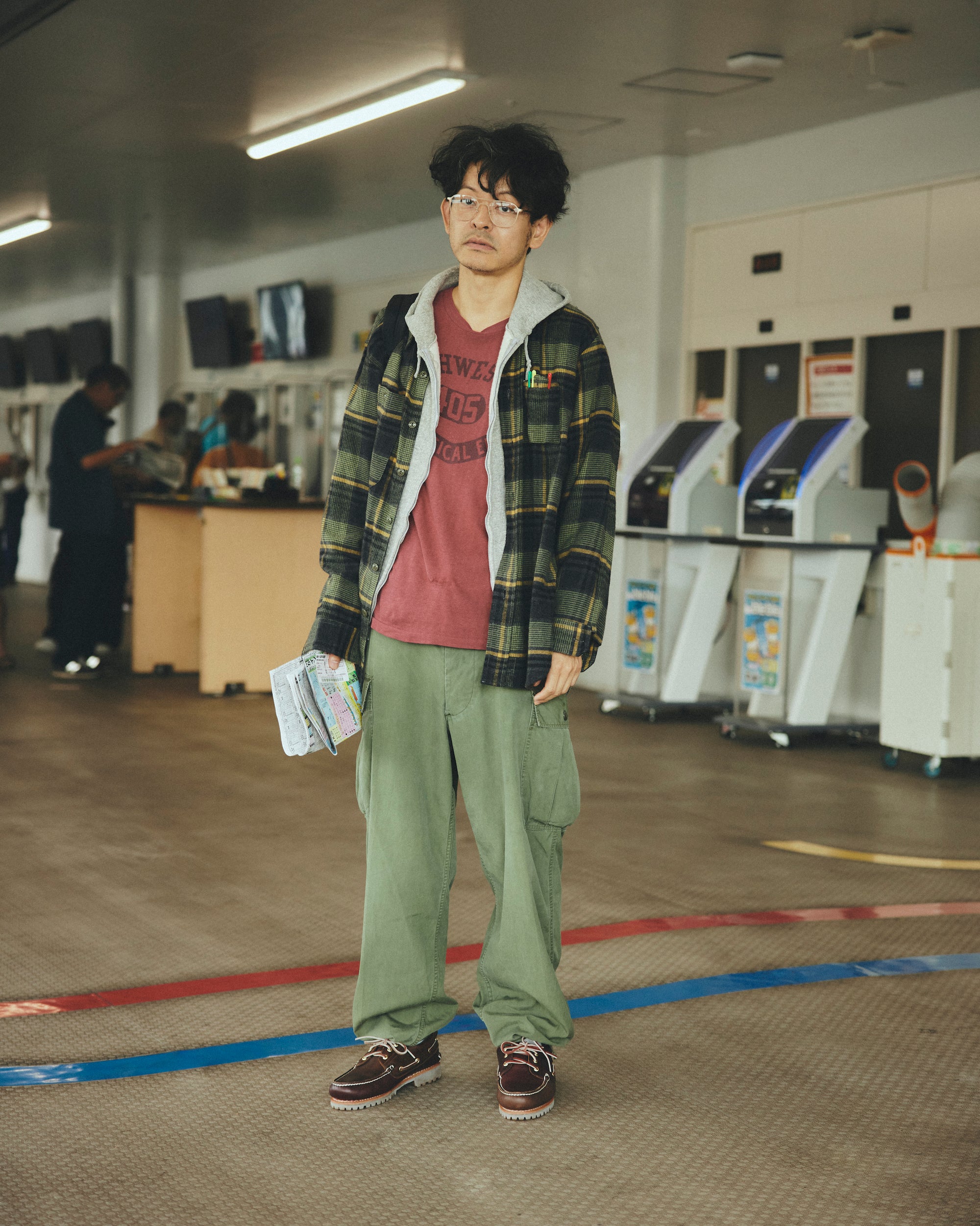 〈エンジニアド ガーメンツ〉シャツ ¥40,700（エンジニアド ガーメンツ Tel.03-6419-1798）、〈ユーズド〉Tシャツ ¥33,000、パンツ ¥88,000（サファリ 1号店 Tel.03-5378-9230）、〈ティンバーランド × ビームス〉靴 ¥26,400（ビームス 原宿Tel.03-3470-3947）、〈アイ エノモト〉メガネ ¥48,400（ブリンク外苑前 Tel.03-5775-7525）、その他スタイリスト私物