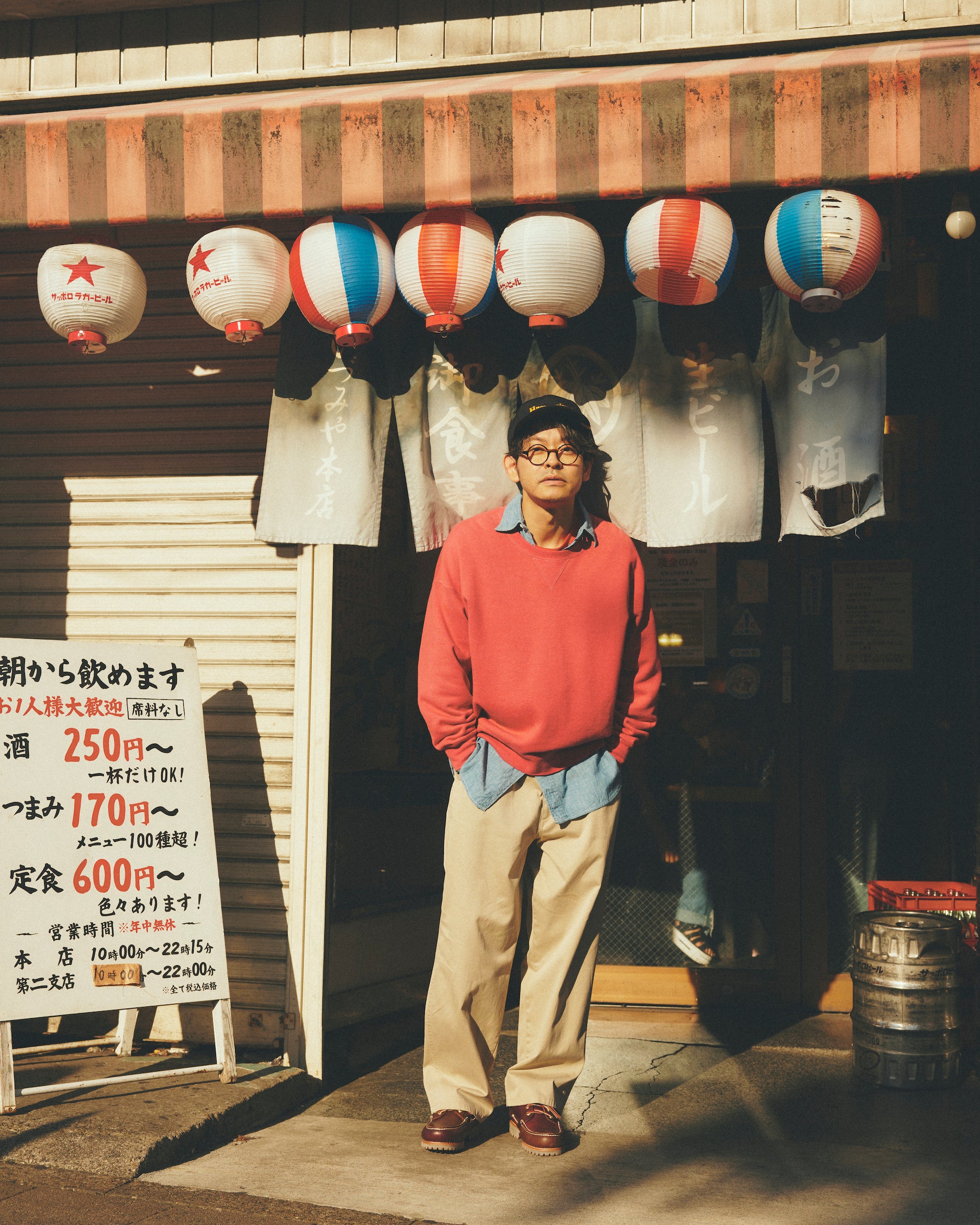 〈ビズビム〉スエット ¥55,000（ビズビム Tel.03-5468-5424）、〈ユーズド〉シャツ ¥33,000（サファリ プラス Tel.03-5929-9225）、〈スティーブン アラン〉パンツ ¥22,000（スティーブン アラン シンジュク Tel.03-5321-9970）、〈ティンバーランド × ビームス〉シューズ ¥26,400（ビームス 原宿 Tel.03-3470-3947）、〈ビズビム〉キャップ ¥40,700（エフ アイ エル オモテサンドウ Tel.03-5778-3259）、〈キュービッツ〉メガネ ¥29,700（ブリンク外苑前 Tel.03-5775-7525）