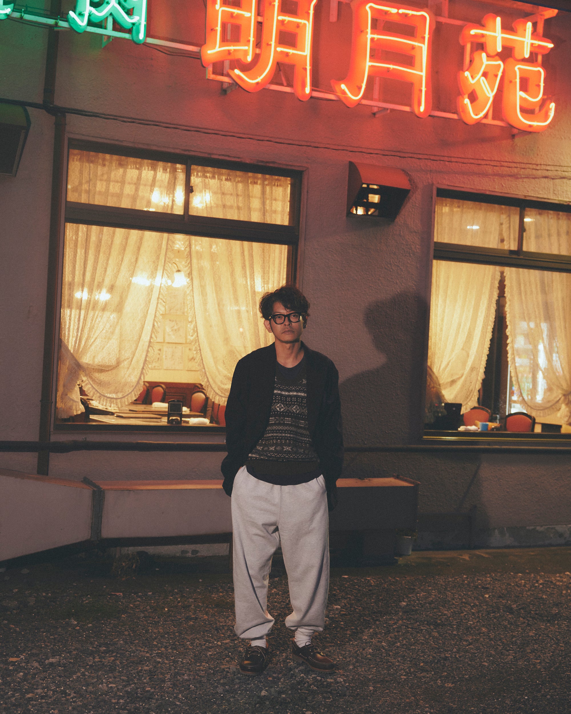 〈エンジニアド ガーメンツ〉ジャケット ¥64,900（エンジニアド ガーメンツ Tel.03-6419-1798）、〈ジャミーソンズ フォー ソブリン〉ベスト ¥32,450（ユナイテッドアローズ 六本木ヒルズ店 Tel.03-5772-5501）、〈ユーズド〉Tシャツ ¥27,500（サファリ 1号店 Tel.03-5378-9230）、〈ティンバーランド × ビームス〉靴 ¥26,400（ビームス 原宿Tel.03-3470-3947）、〈アヤメ〉メガネ ¥38,500（アヤメTel.03-6455-1103）その他（スタイリスト私物）