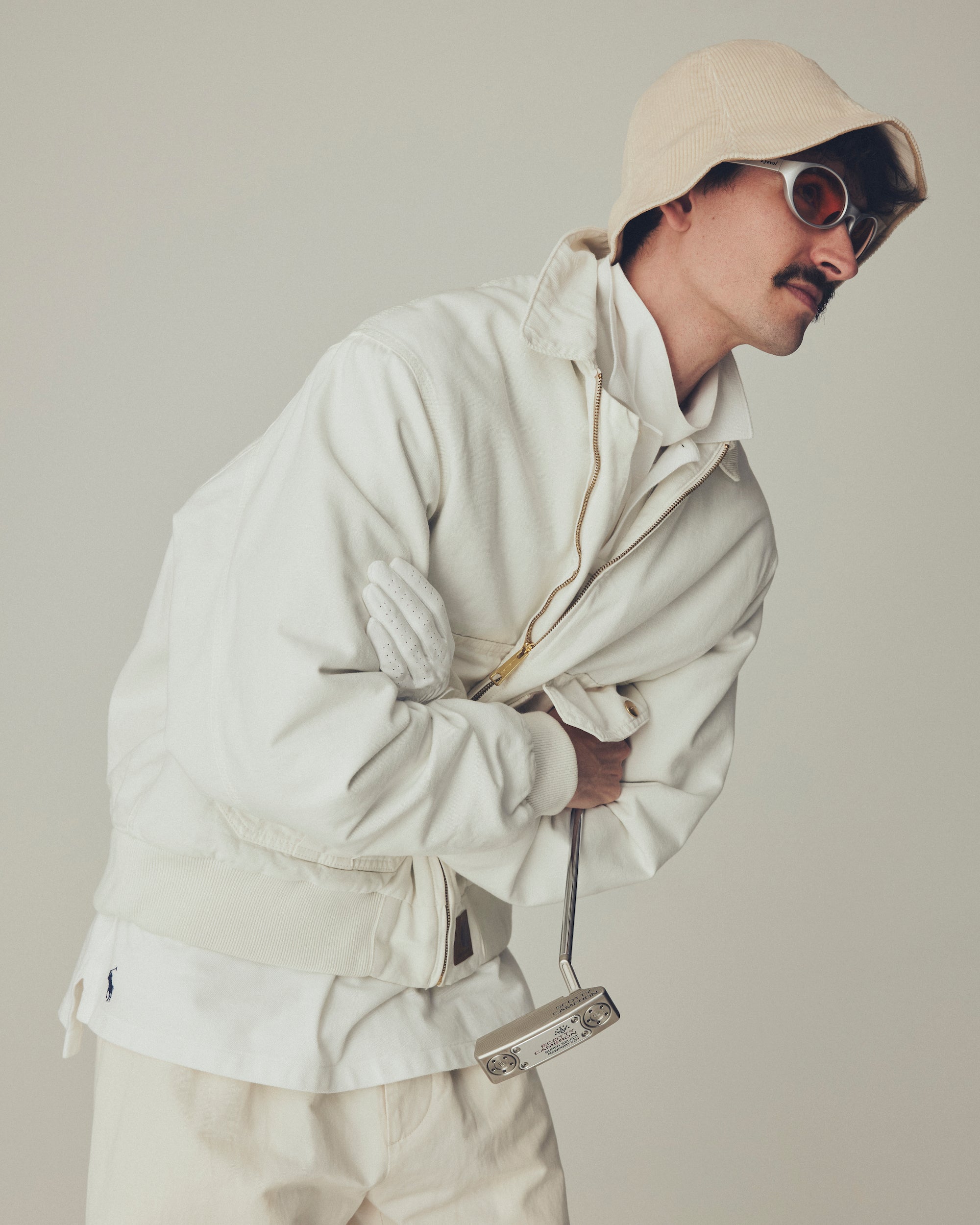 〈カーハート WIP〉ジャケット ¥50,600（カーハート WIP シブヤ Tel. 03-3770-9810）、〈ポロ ラルフ ローレン〉ポロシャツ ¥20,900（ラルフ ローレン Tel. 0120-3274-20）、〈キャプテン サンシャイン〉カットソー ¥53,900（キャプテンサンシャイン Tel. 03-6277-2193）、〈マーガレット・ハウエル〉パンツ ¥36,300（マーガレット・ハウエル Tel. 03-5785-6445）、〈スティーブン アラン〉帽子 ¥9,460（スティーブン アラン シンジュク Tel. 03-5321-9970）、〈アイヴォル〉サングラス ¥24,200（アイヴォル トウキョウ ストア Tel. 03-6427-3677）、〈オノフ〉グローブ ¥2,200（オノフお客様センター Tel.0120-506-204）〈タイトリスト〉パター ¥60,500（アクシネット ジャパン インク Tel. 0120-935-325）