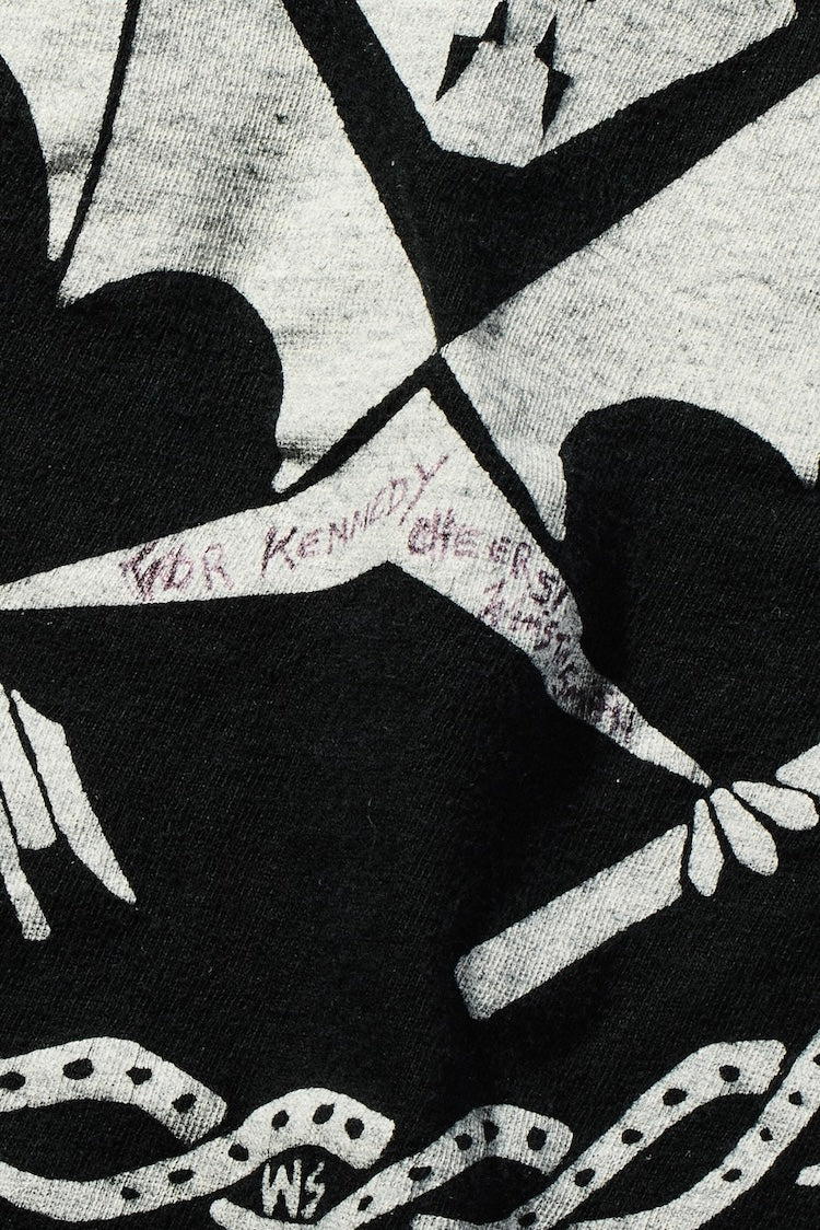 “FOR KENNEDY CHEERS WINSTON SMITH”のサインは、おそらくジェロ・ビアフラが1980年代に書いたもの。20年以上トルソーに着せたままなのに状態がいい理由は、乾燥したサンフランシスコの気候が影響しているはず。当時何枚かプロモーション用などのために試し刷りされたうちの1枚ではないかとも推測できます。