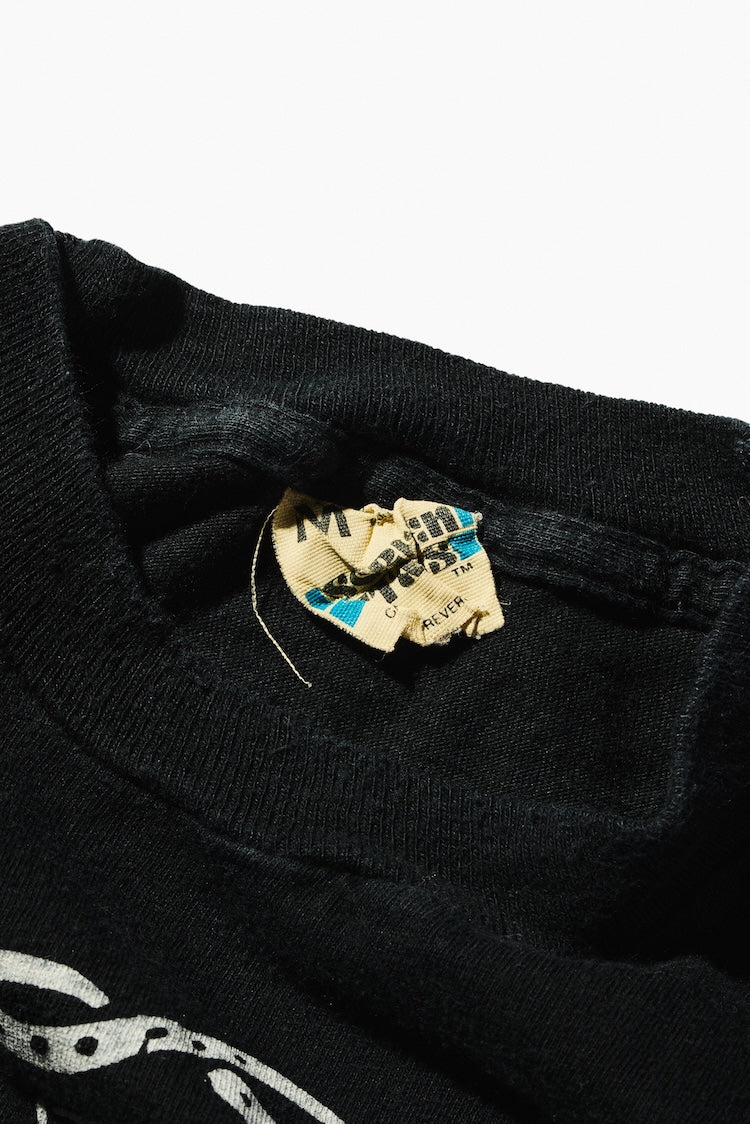 “FOR KENNEDY CHEERS WINSTON SMITH”のサインは、おそらくジェロ・ビアフラが1980年代に書いたもの。20年以上トルソーに着せたままなのに状態がいい理由は、乾燥したサンフランシスコの気候が影響しているはず。当時何枚かプロモーション用などのために試し刷りされたうちの1枚ではないかとも推測できます。