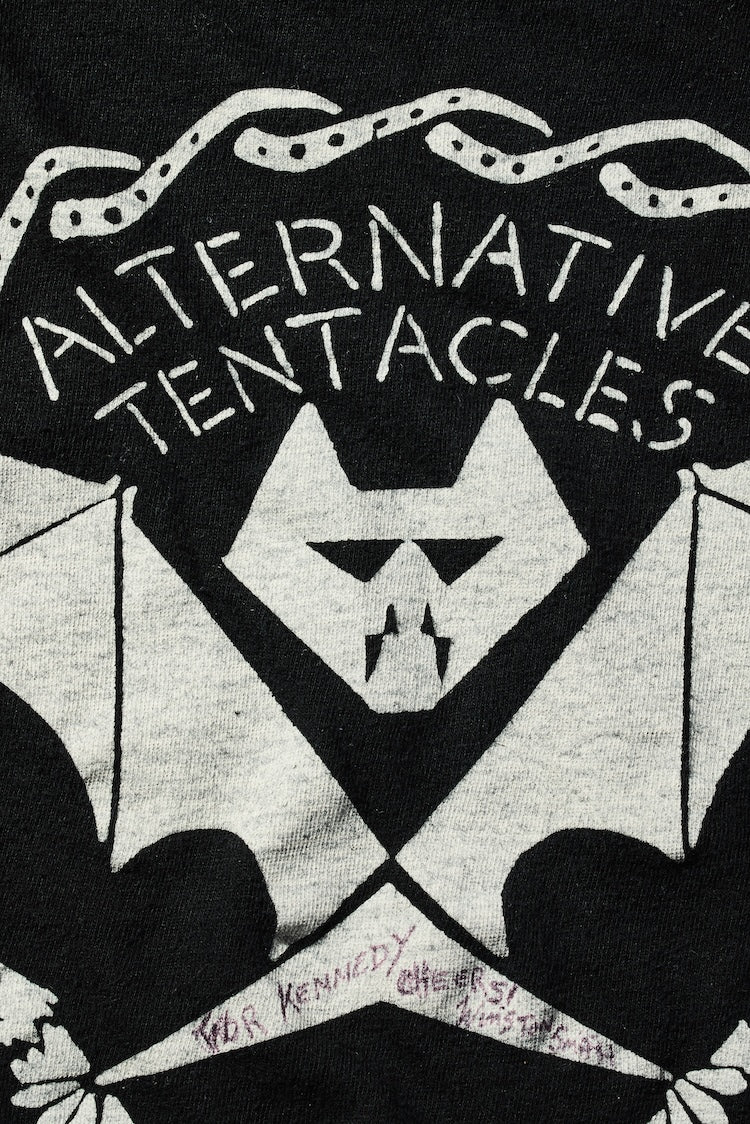 “FOR KENNEDY CHEERS WINSTON SMITH”のサインは、おそらくジェロ・ビアフラが1980年代に書いたもの。20年以上トルソーに着せたままなのに状態がいい理由は、乾燥したサンフランシスコの気候が影響しているはず。当時何枚かプロモーション用などのために試し刷りされたうちの1枚ではないかとも推測できます。