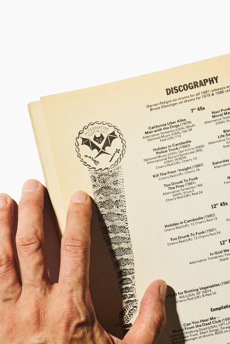 1983年に初版が出版された、マリアン・ケスターによる『アンオーソライズド・バージョン（Unauthorized Version）』には、『オルタナティブ・テンタクルズ・レコード』のロゴが2つ掲載されている。よく見ると三角形の目だけでなく砲弾の形も違っていて、横には1983年の年号とウィンストン・スミスのコピーライトが。その事実が示すように、1983年の短い期間でデザインが変わったのかも知れません。