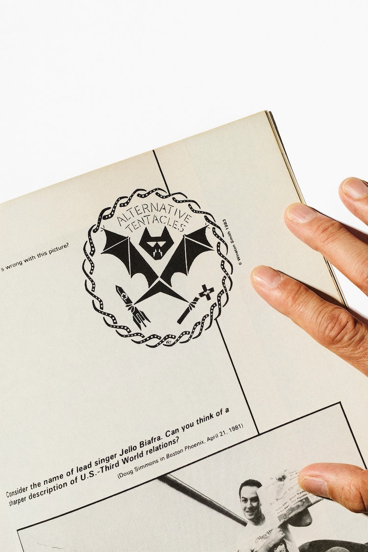 1983年に初版が出版された、マリアン・ケスターによる『アンオーソライズド・バージョン（Unauthorized Version）』には、『オルタナティブ・テンタクルズ・レコード』のロゴが2つ掲載されている。よく見ると三角形の目だけでなく砲弾の形も違っていて、横には1983年の年号とウィンストン・スミスのコピーライトが。その事実が示すように、1983年の短い期間でデザインが変わったのかも知れません。