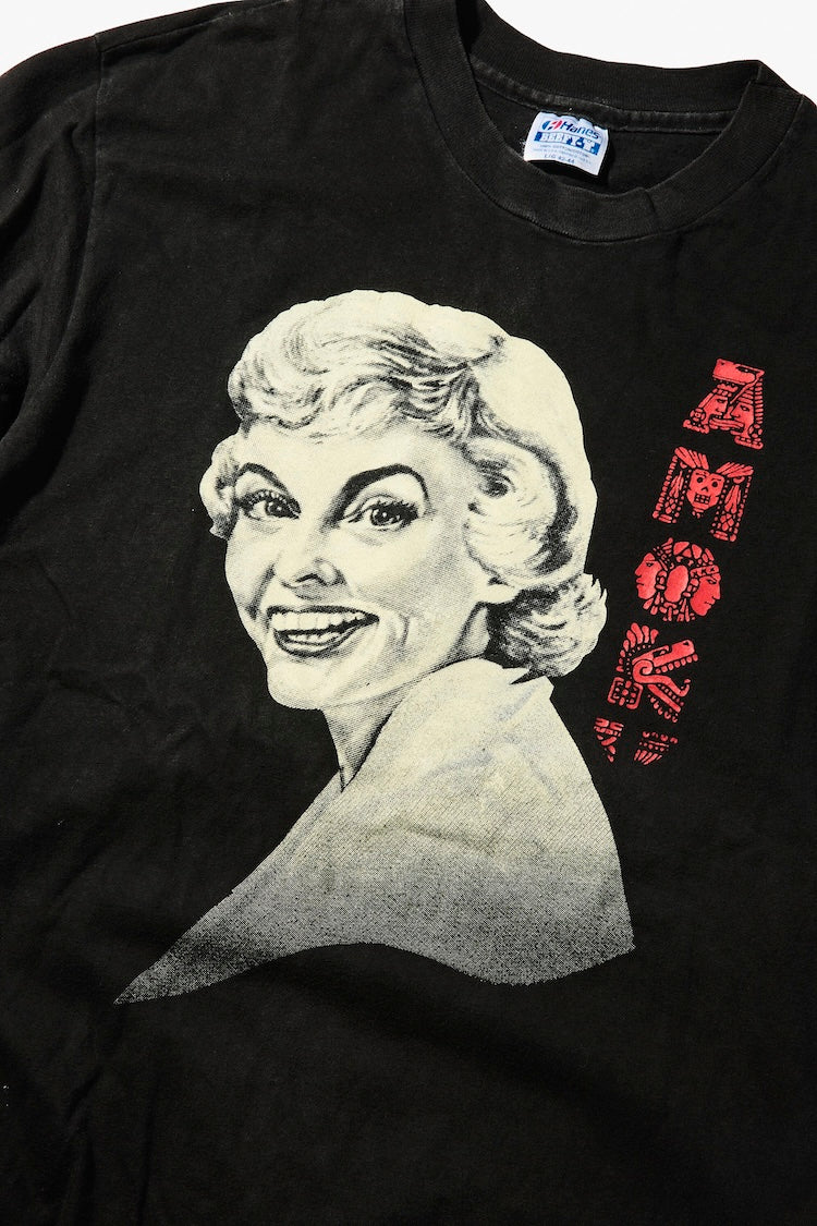 「AMOK」の文字はアステカ文明やマヤ文明を彷彿させるフォントでメイク。いまだ多くの謎に包まれた古代のカルト文明をサンプリングするセンスにグッときます。ボディは〈Henas〉の定番である『BEFFY』のLサイズ。タグからも1990年代のものだということがわかります。