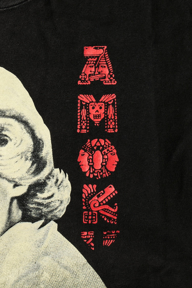 「AMOK」の文字はアステカ文明やマヤ文明を彷彿させるフォントでメイク。いまだ多くの謎に包まれた古代のカルト文明をサンプリングするセンスにグッときます。ボディは〈Henas〉の定番である『BEFFY』のLサイズ。タグからも1990年代のものだということがわかります。