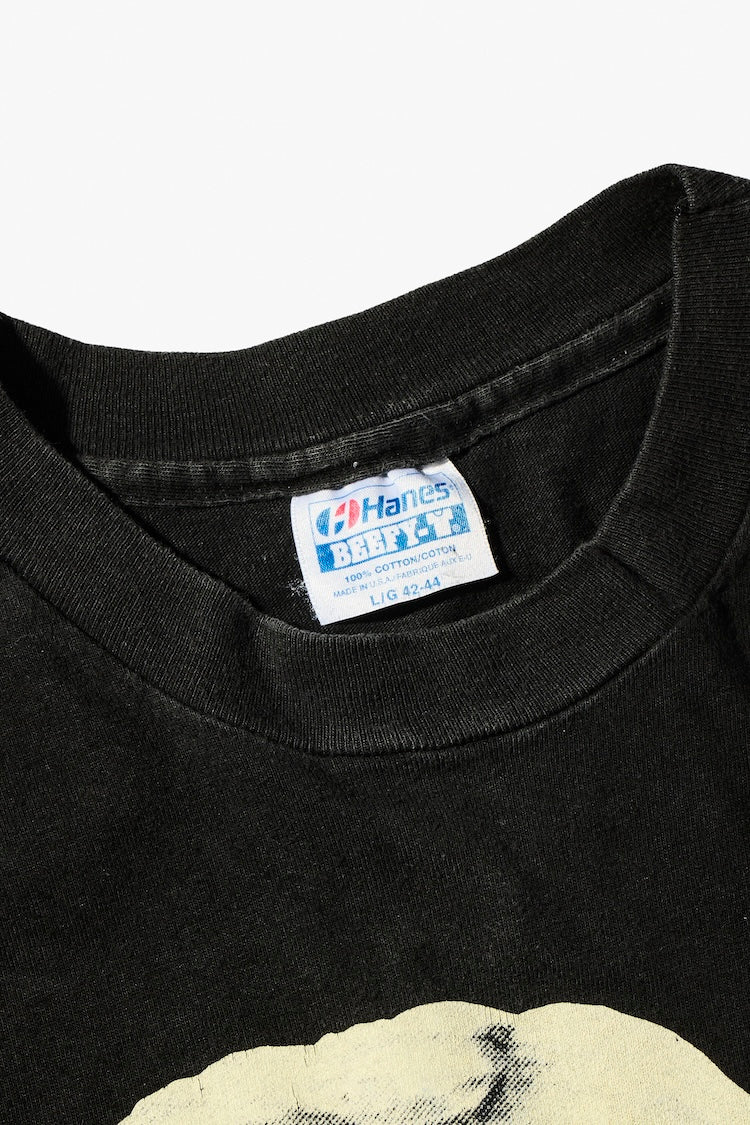 「AMOK」の文字はアステカ文明やマヤ文明を彷彿させるフォントでメイク。いまだ多くの謎に包まれた古代のカルト文明をサンプリングするセンスにグッときます。ボディは〈Henas〉の定番である『BEFFY』のLサイズ。タグからも1990年代のものだということがわかります。