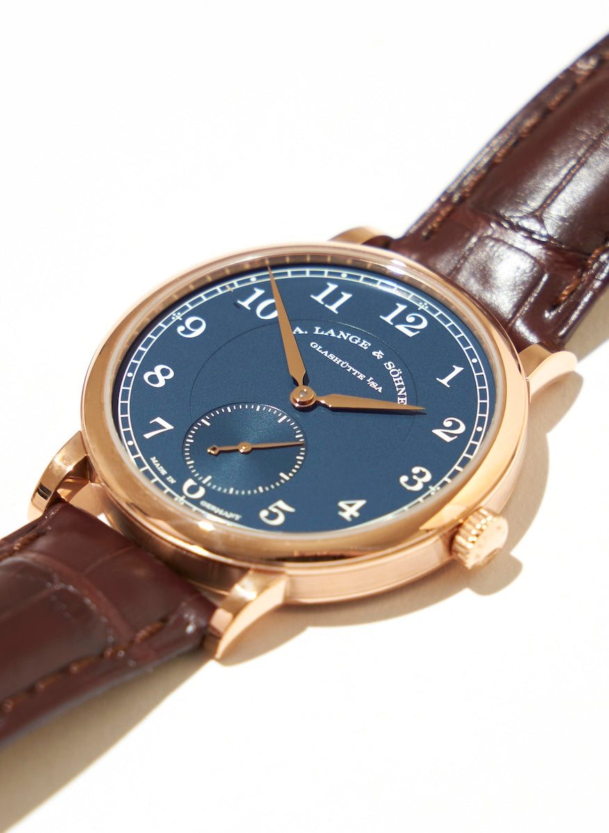 The dial has a simple three-hand design, and the railway-style markings that you might find on a pocket watch enhance the classic atmosphere.