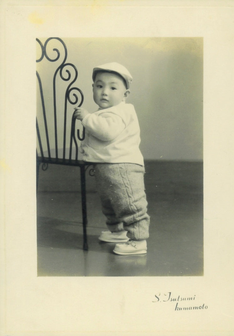Shimazu was photographed as a child at Tsutsumi Photo Studio. You can already see a glimpse of his fashion sense.
