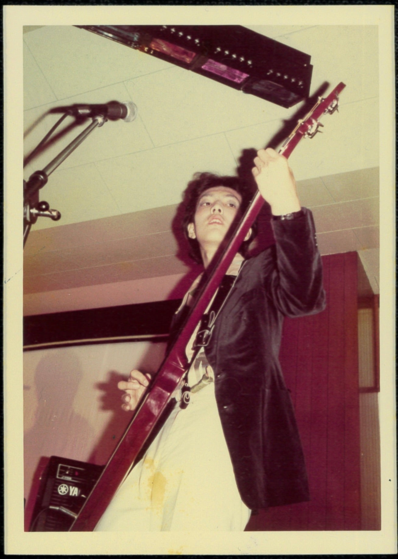 He took over the hard rock band Majinkai from his predecessor. The band consisted of four members: vocalist, guitarist, bassist, and drummer, with Shimazu playing bass. Seiji Uchida (deceased), who played drums, later became the second vocalist of Crystal King.