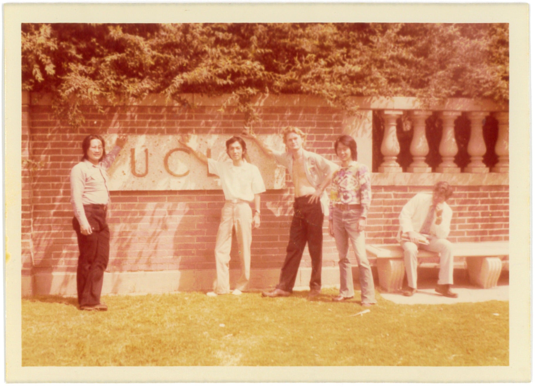 UCLA（カリフォルニア大学ロサンゼルス校）の前で左から2番目が島津さん。着ているのはシャンブレーシャツ、パンツは〈シーファーラ〉のパンツ（千駄ヶ谷にあったハリウッドランチマーケットで購入）、スニーカーはおそらく〈コンバース〉。