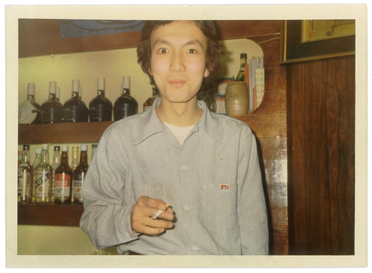 「アワーハウス」で購入した〈ベンデイヴィス〉のヒッコリーシャツを着たスナップ写真。