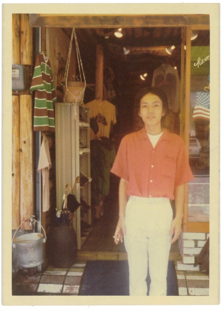 「アワーハウス」の前でおそらく古着のボーリングシャツを着て。