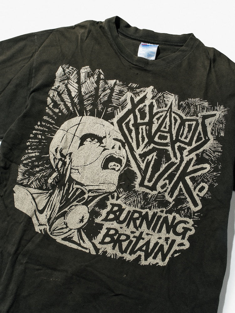 パッと見で、よくあるバンドTシャツなどよりプリントサイズ（版）が大きいことが窺える一枚。「BURNING BRITAIN」は、CHAOS U.K.の1982年リリースの1stアルバムのタイトルです。ボディは〈ヘインズ（Hanes）〉の「BEEFY-T」で、サイズはL。25年前に手に入れてから、毎年数回は袖を通すとのことで、いい感じのフェード具合。ちなみに河村さん、インナーにタンクトップは着ずにTシャツは直肌派！