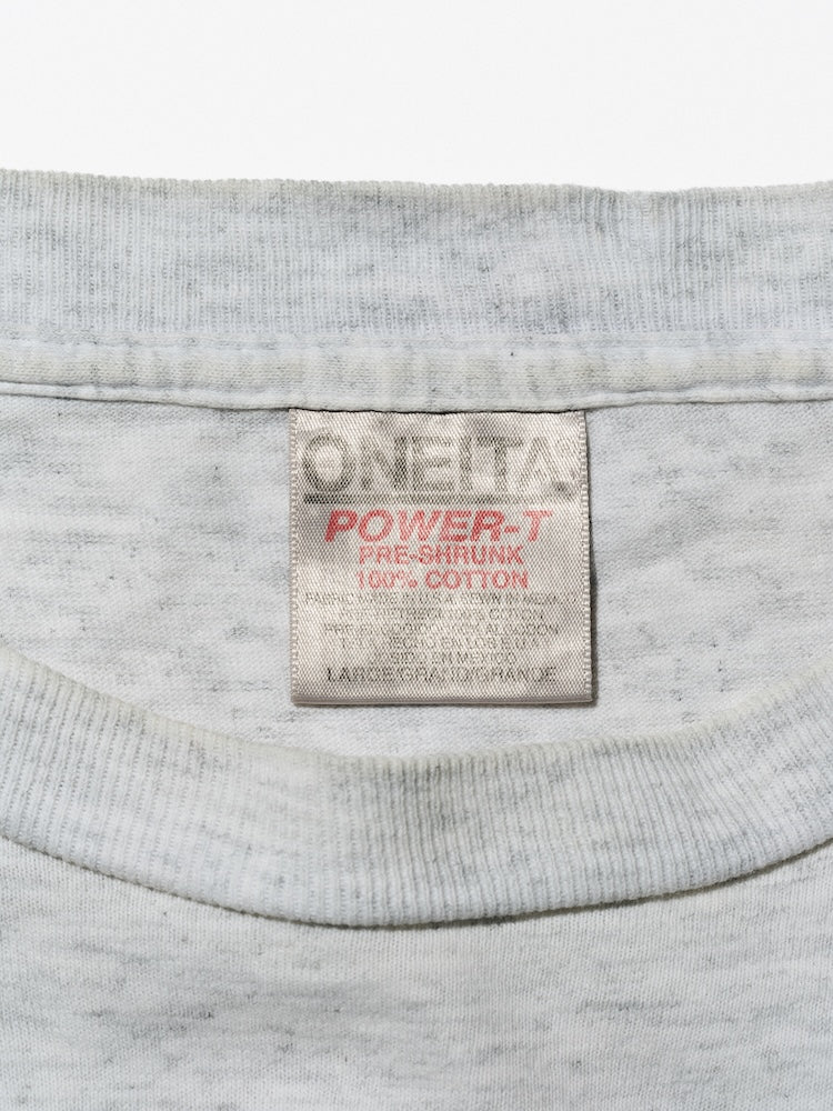 1990年代に数多くの原宿のブランドが好んだ〈オニータ（ONEITA）〉のボディ。1983年にニューヨークで誕生したレーベルで、日本では近年の古着ブームの影響もあり〈オニータ〉の人気も上昇。当時ならではの霜降りグレーのカラーとフェード具合もコレクター垂涎のもの。USのシリアルとして知られる『キャプテンクランチ』をサンプリングした、〈バウンティーハンター〉の名作キャラのひとつである『キャプテンバウンチ』。“GOD SAVE THE”の文字は、ヒカル氏らしいあのイギリスのパンクバンドから。
