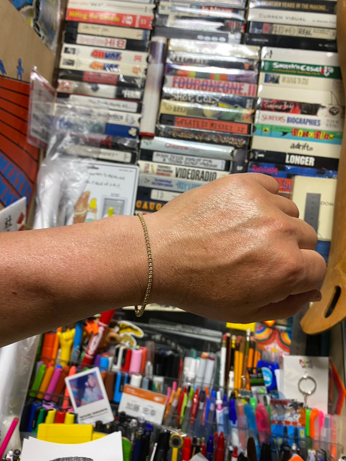 加藤さんが手にした、初代テニスチェーンブレスレット。