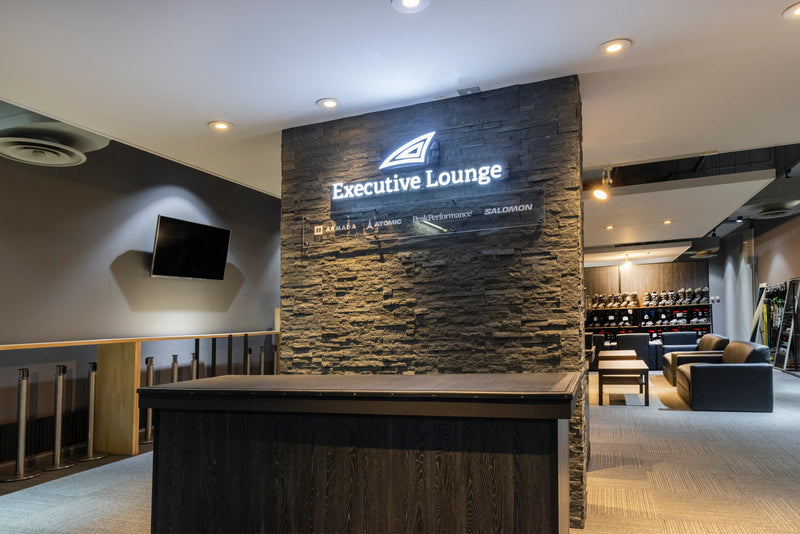 施設内にある「エグゼクティブラウンジ」ではハイエンドモデルのスキーレンタルも。
