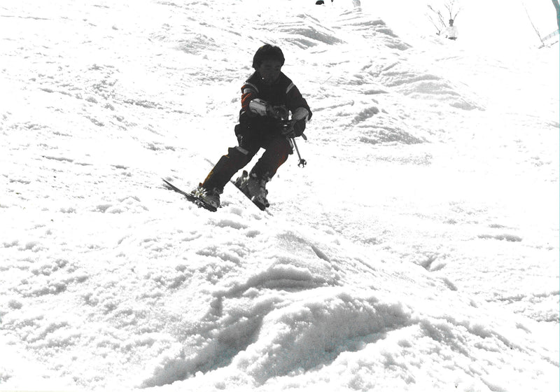 Skiing down the huge slopes of Naeba! At the time, there was no one around me my age who could ski faster than me, and my eyes were already set on the Olympics.