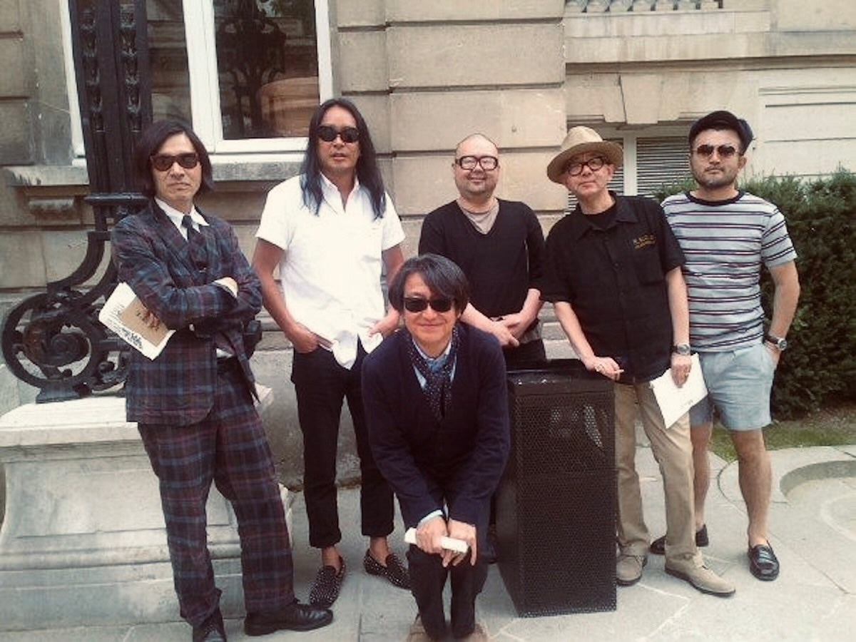 2012年にパリで〈コムデギャルソン オムプリュス（Comme des Garçons Homme Plus ）〉のショー会場にて。左から祐真朋樹さん、野口強さん、右近亨さん、長瀬哲朗さん、馬場圭介さん、渡辺康裕さんという豪華な集合写真。