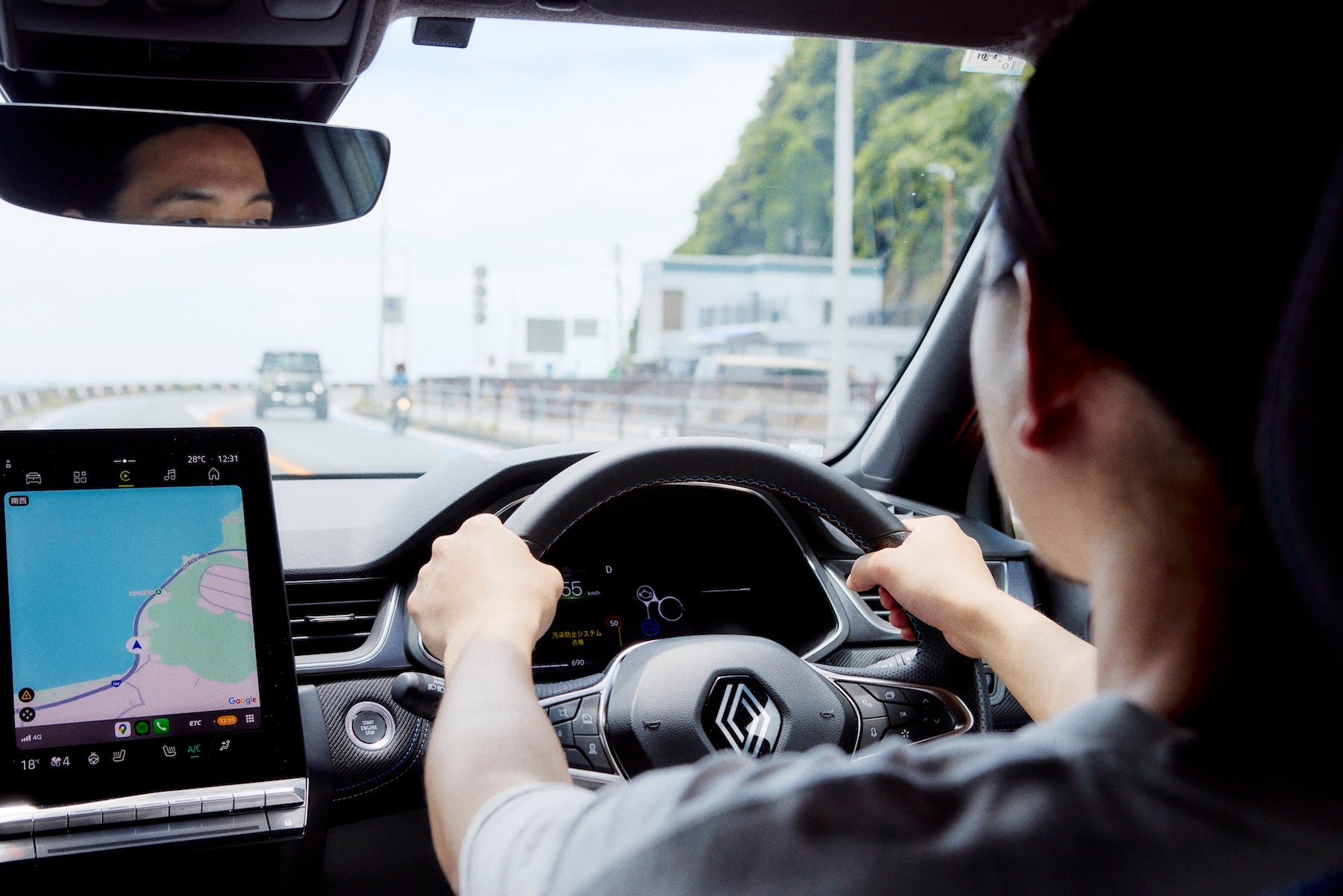 ヒーター内臓のステアリングは、手元の操作で運転支援システムの操作も可能。