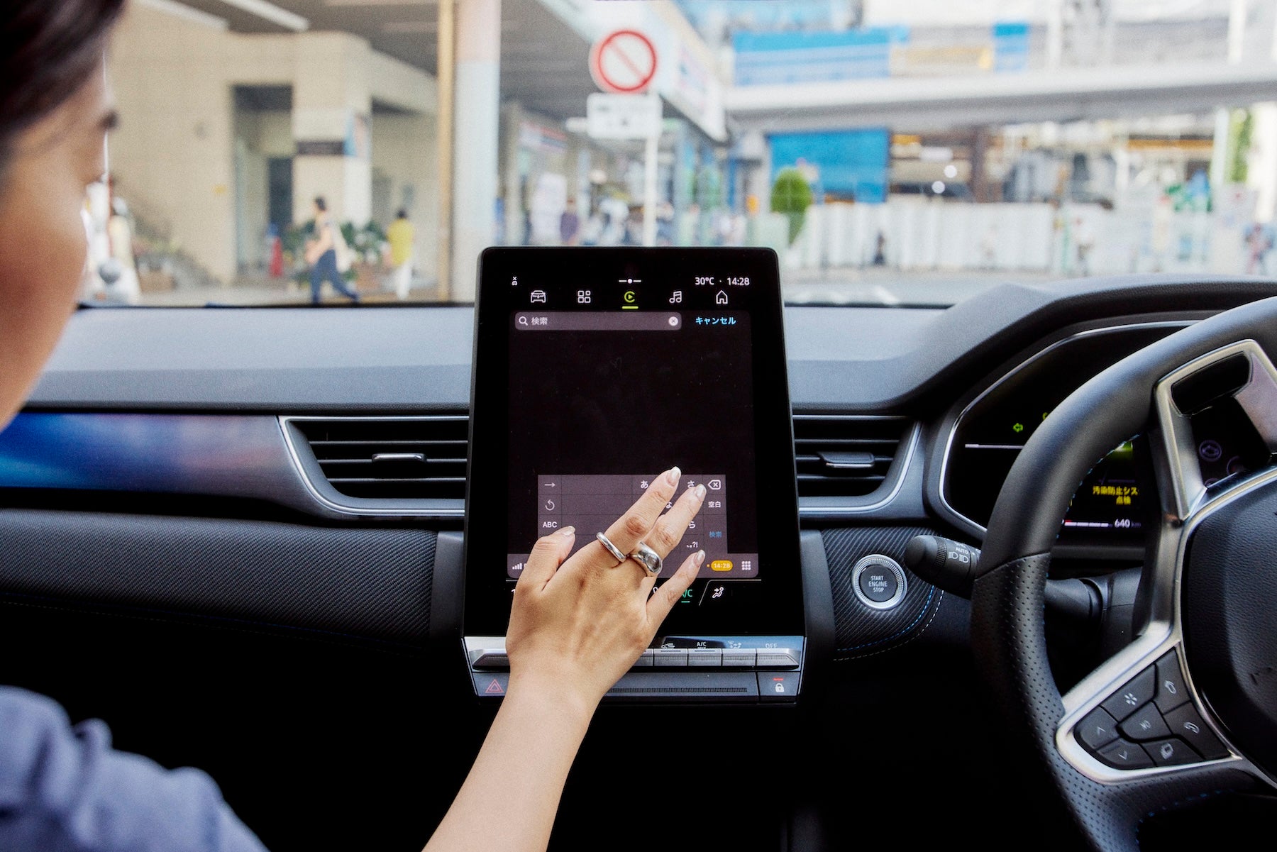 視認性に優れた10.4インチの大型タッチスクリーンは、やや運転席側に向けられている。