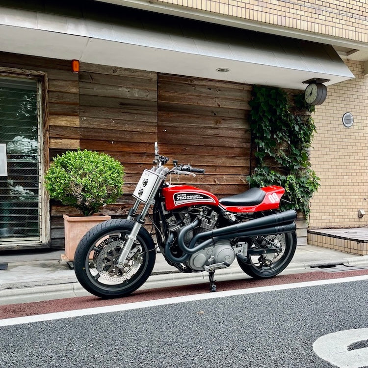 10代のころ、アメリカに住む従兄弟から送られてきた『Easyriders magazine』などの影響から、小林さんにとってバイクはずっと身近な存在。16歳ではじめてバイクに乗ってから現在に至るまで、乗らなかった期間がわずか1年半ほど。こちらは20年以上の相棒である〈HARLEY DAVIDSON〉の『XR750』。東京の練馬に構える老舗カスタムバイクショップ「HOT-DOCK」でフルカスタムした1台
