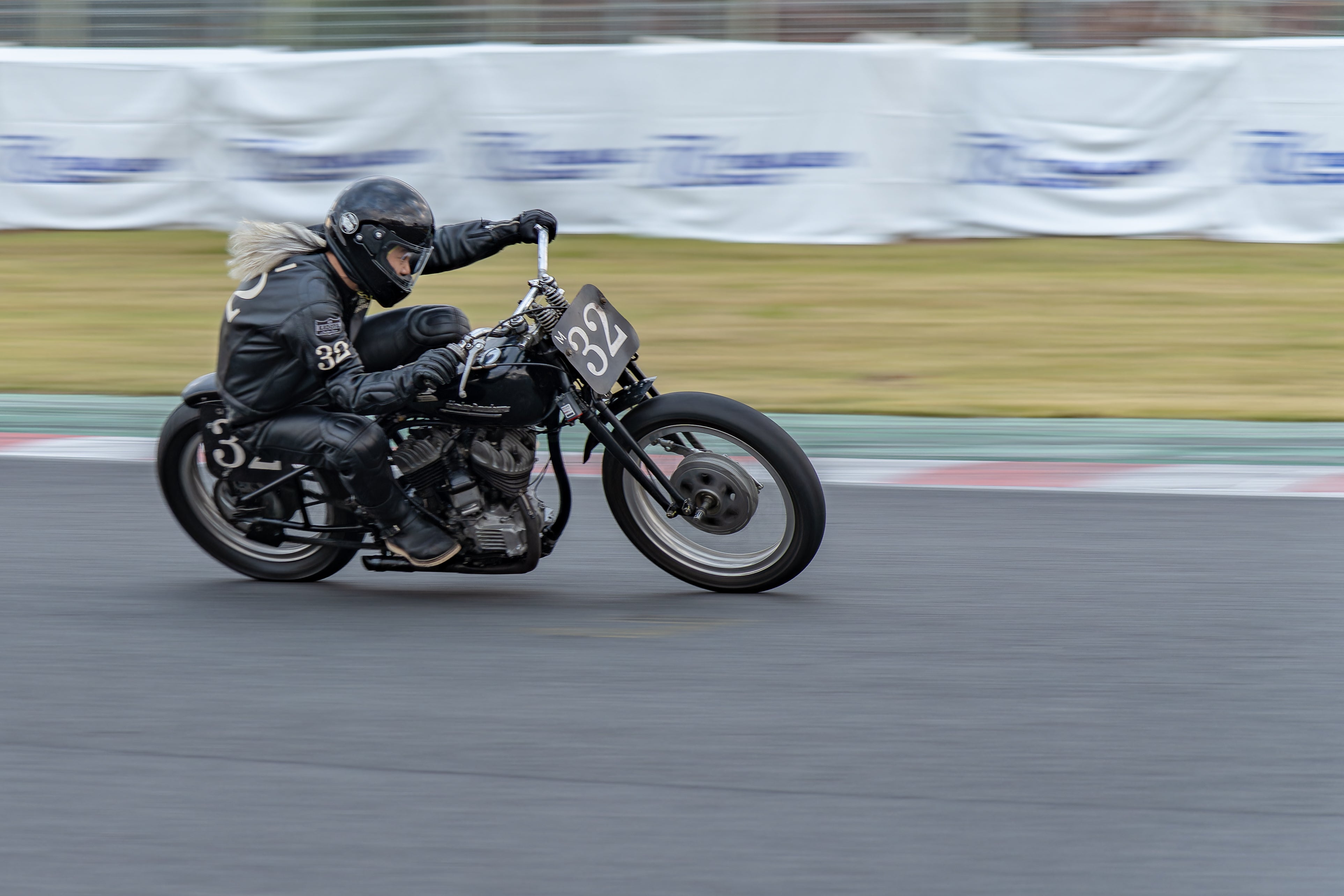 The sight of Harley Davidson and Indian side valve motor racers racing at full speed makes you feel as if you have traveled back in time to the racing circuits of the distant past. It is a truly special experience that can only be had at AVCC.