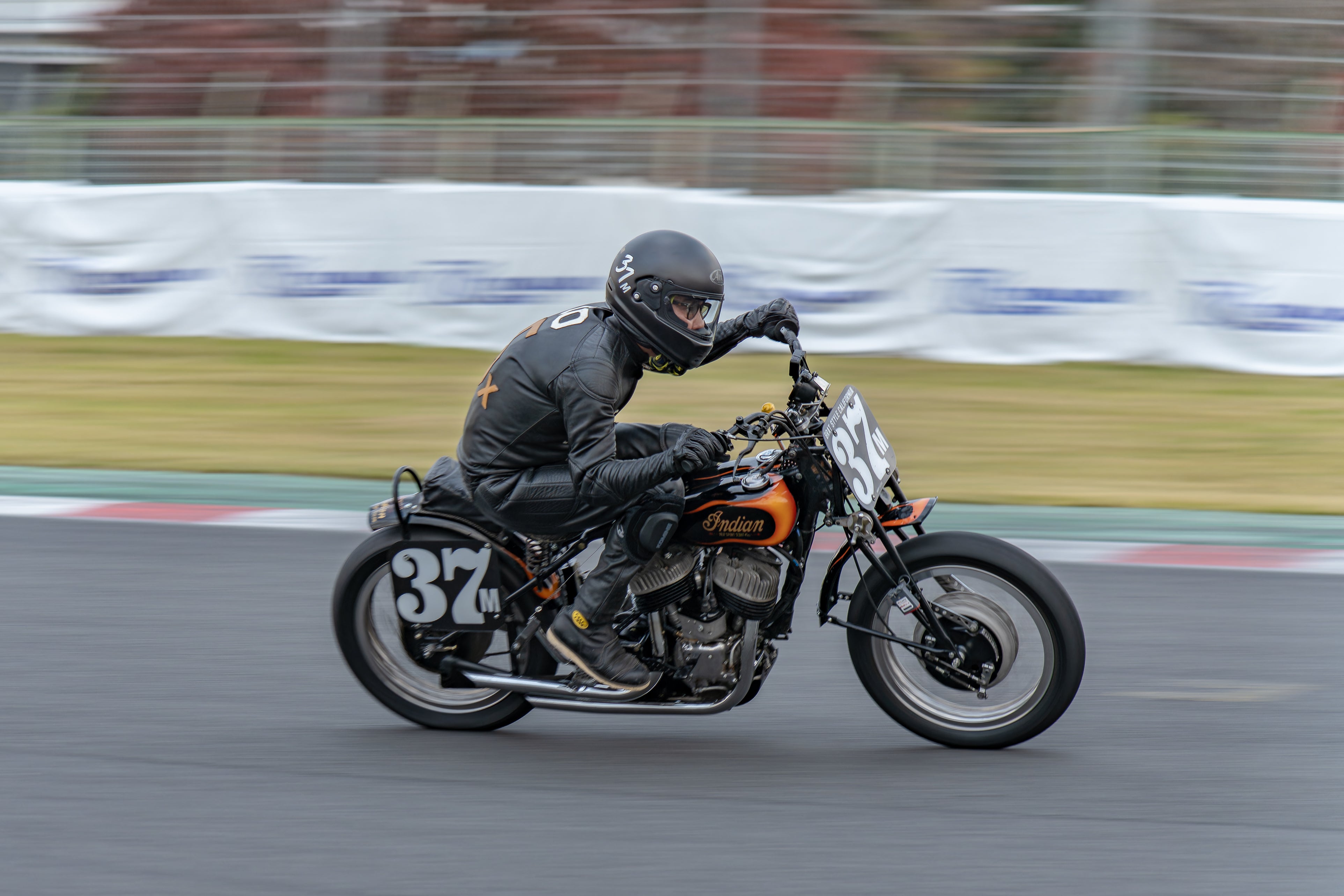 At the race held at Tsukuba Circuit in November of 2024, Takamine Tsuyoshi of the US-based team BRATSTYLE returned to Japan temporarily and participated in the race with the INDIAN 1937 Sport Scout, which became a hot topic. Finishing in 4th place with a 750cc engine is an impressive feat!