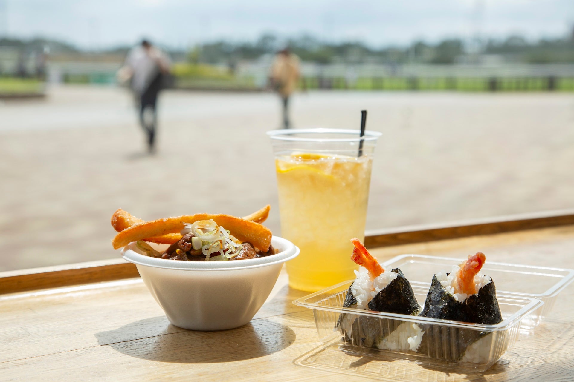 「馬勝」の自家製シャワー酎ハイには、どて煮と天むすがお供にピッタリ。休日の“昼から一杯”は最高のひととき。